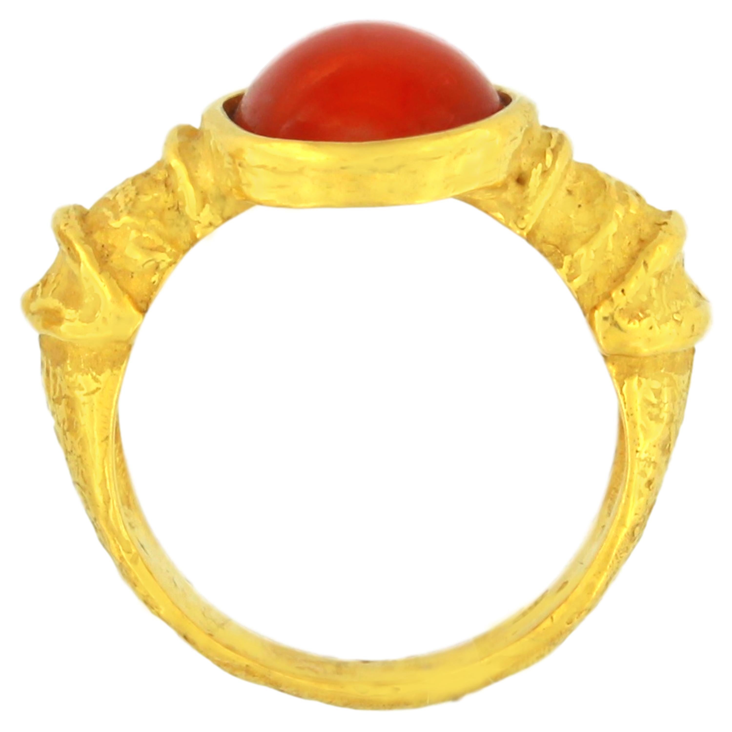 Romain classique Bague de style romain Sacchi en or jaune satiné 18 carats en vente