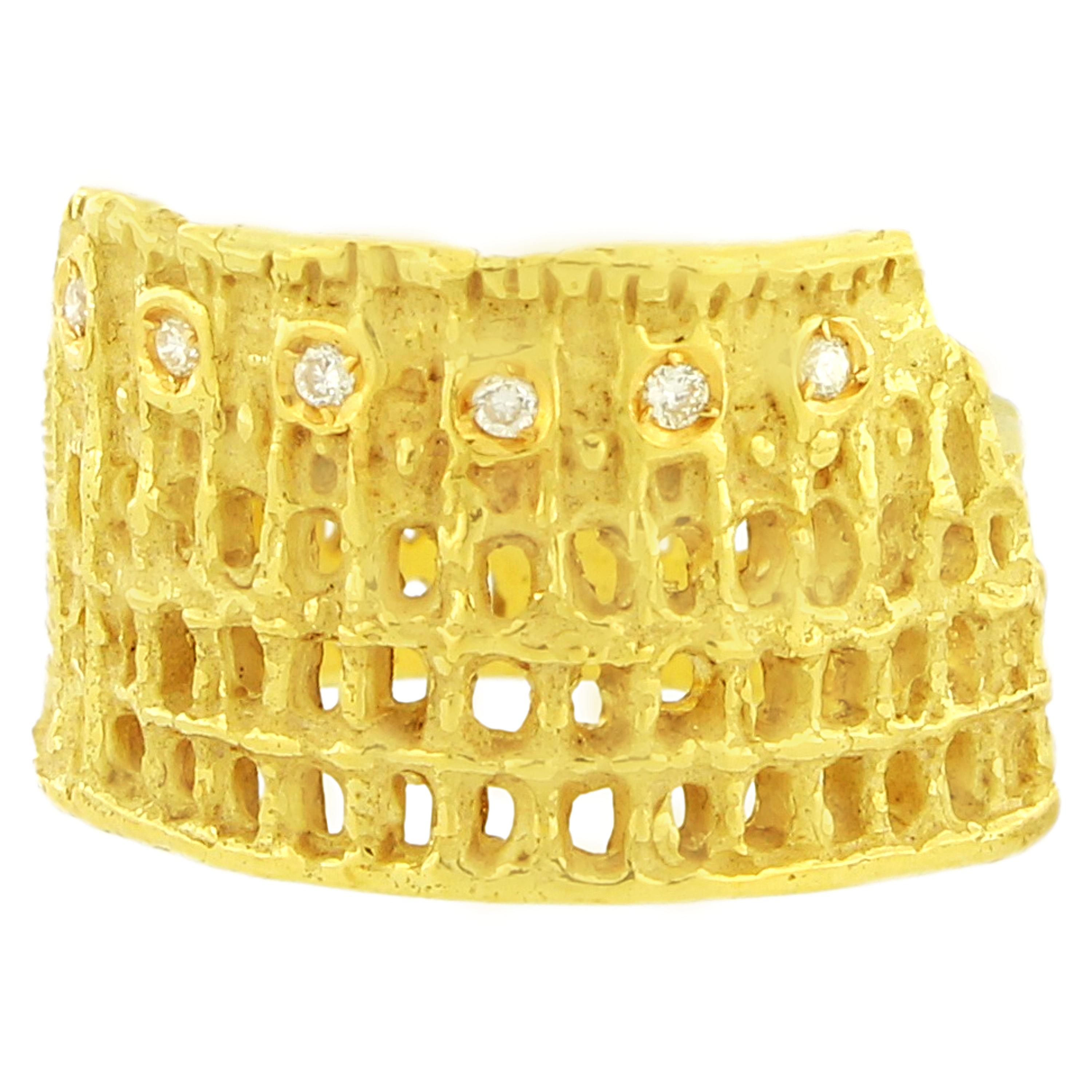 Contemporain Sacchi Bague Colosseum romaine en or jaune 18 carats et diamants, pierre précieuse en vente