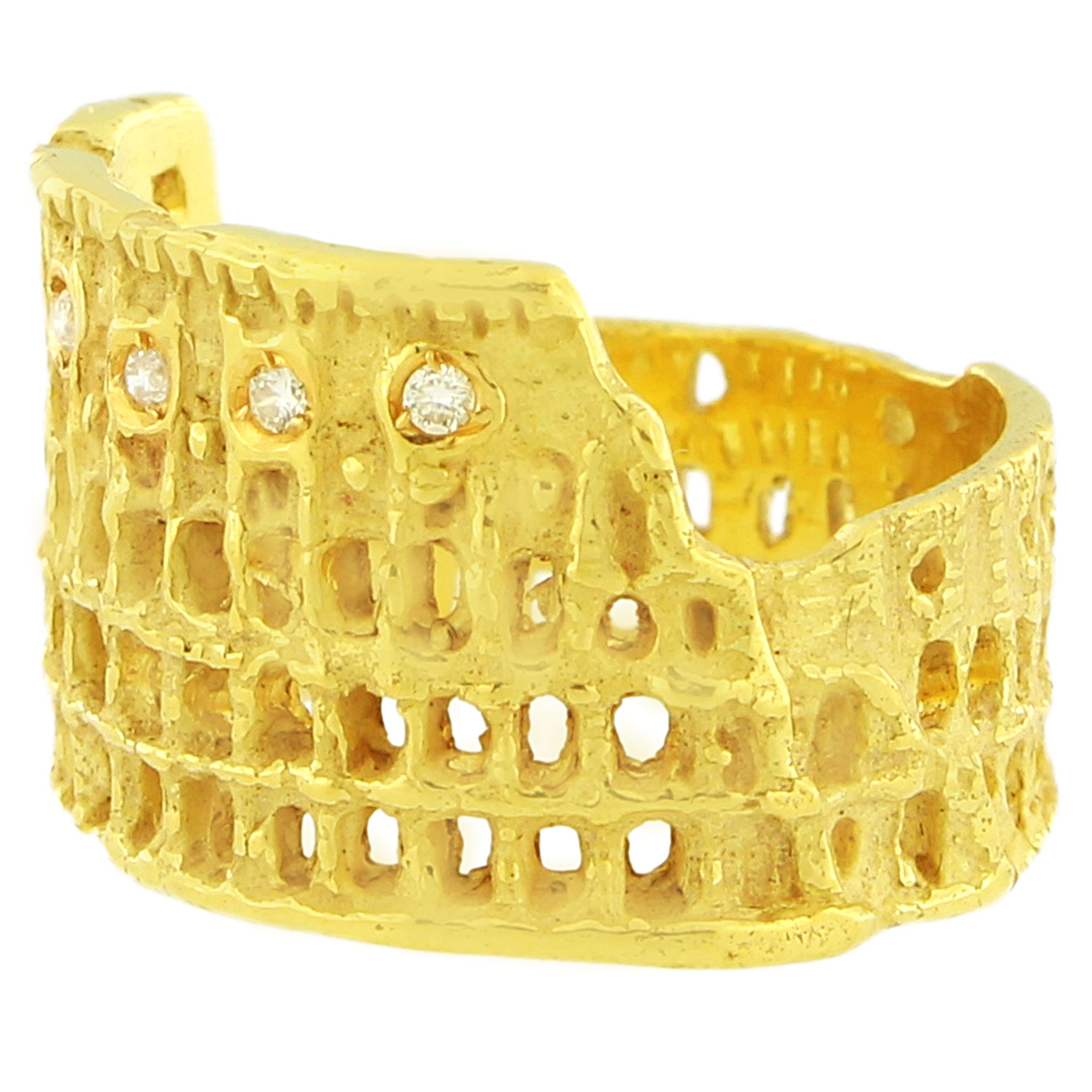 Taille ronde Sacchi Roman Colosseum Bague en or jaune 18 carats et diamants en vente
