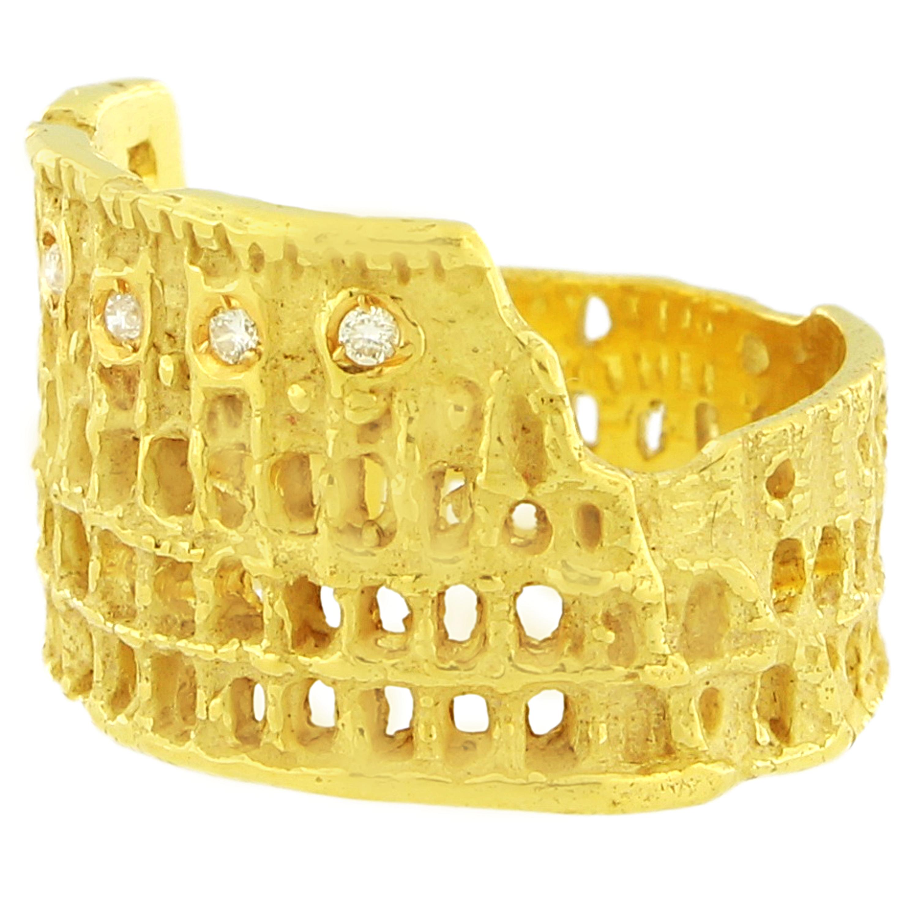 Taille ronde Sacchi Bague Colosseum romaine en or jaune 18 carats et diamants, pierre précieuse en vente
