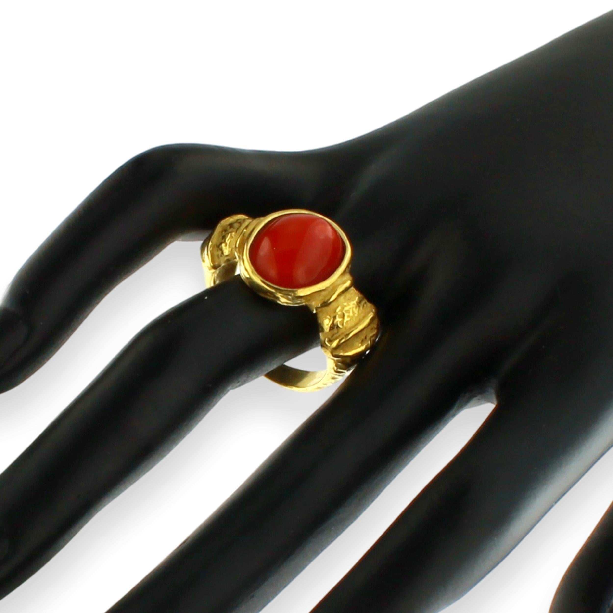 Bague de style romain Sacchi en or jaune satiné 18 carats Unisexe en vente