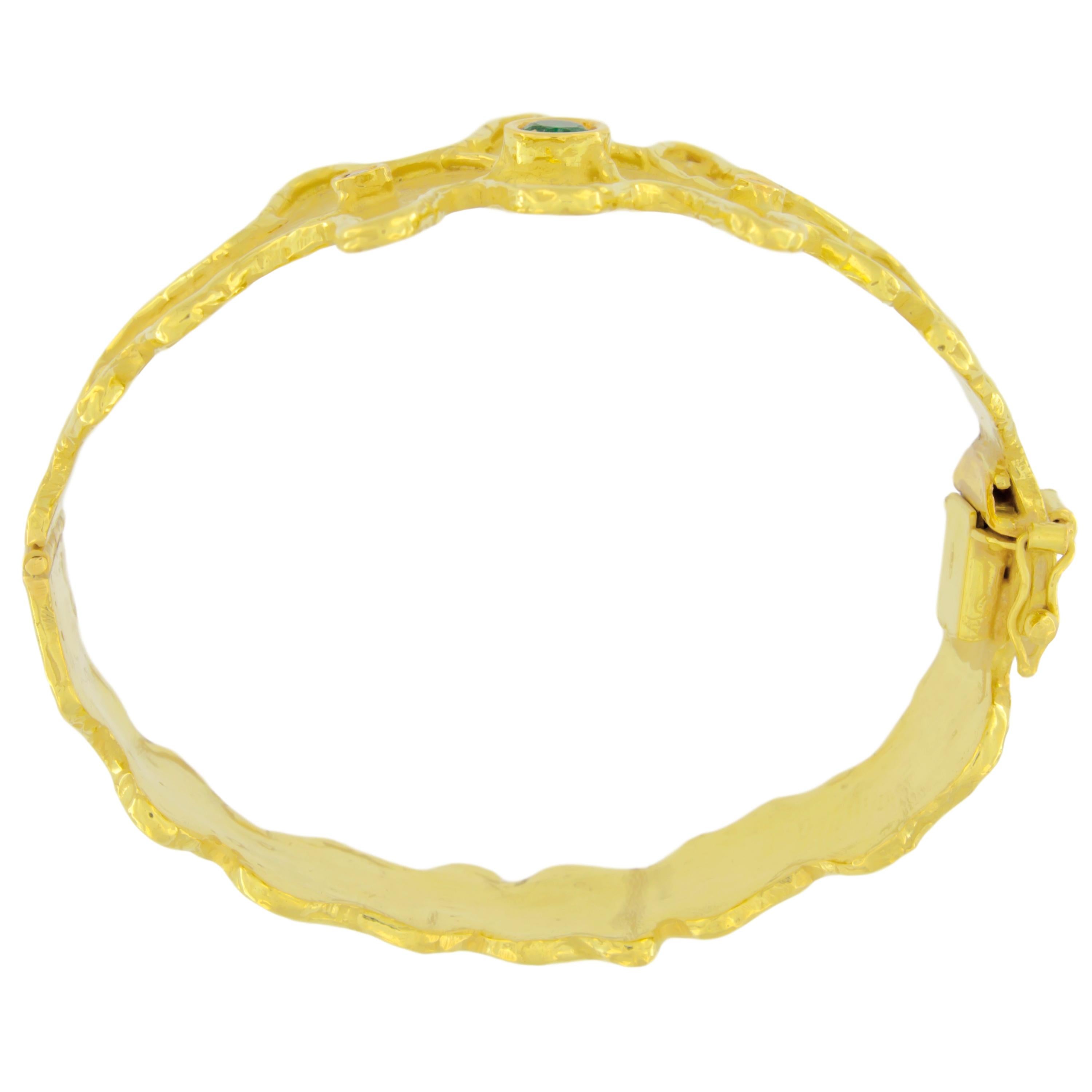 Contemporary Sacchi Round Emerald and Diamonds Gemstone 18 Karat Yellow Gold Cuff Bracelet