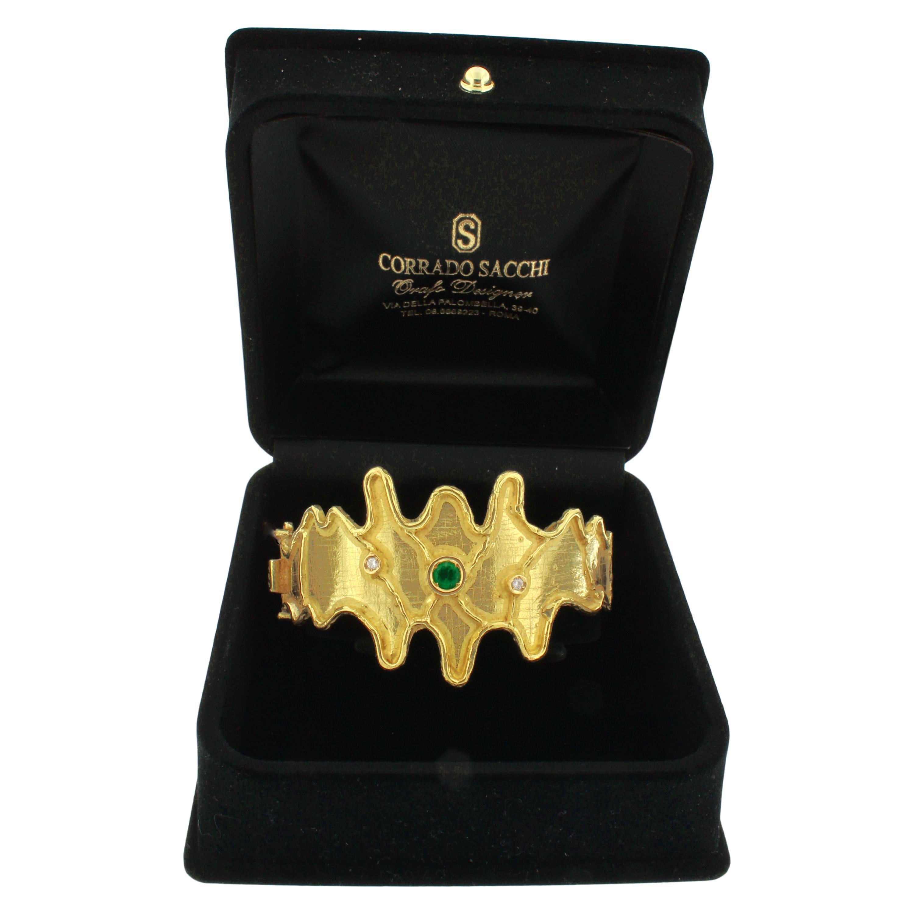 Sacchi Round Emerald and Diamonds Gemstone 18 Karat Yellow Gold Cuff Bracelet In New Condition In Rome, IT