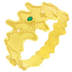 Bracelet manchette Sacchi en or jaune 18 carats avec émeraudes rondes et diamants