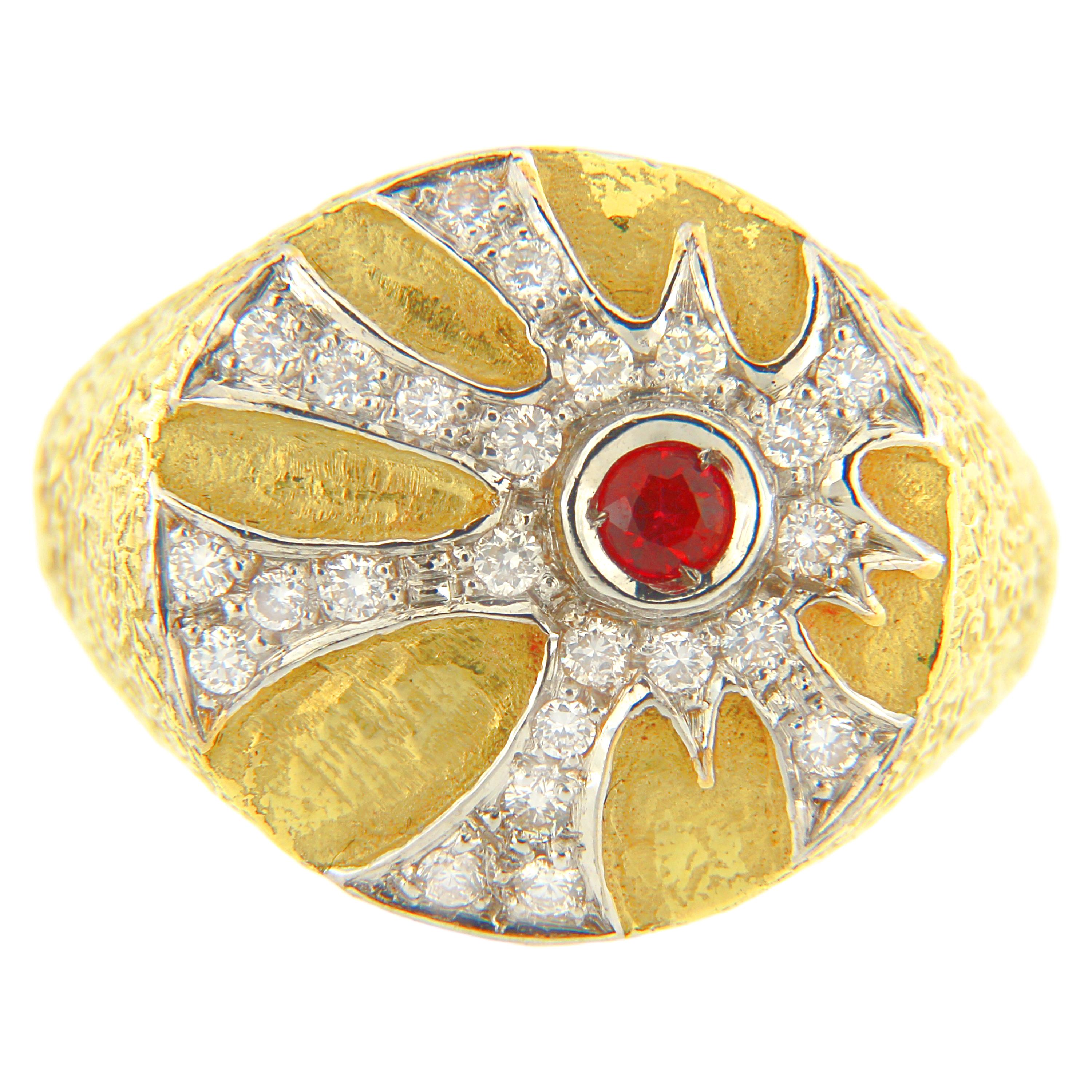 Squisito anello da cocktail in oro giallo satinato con rubini e diamanti, della collezione 