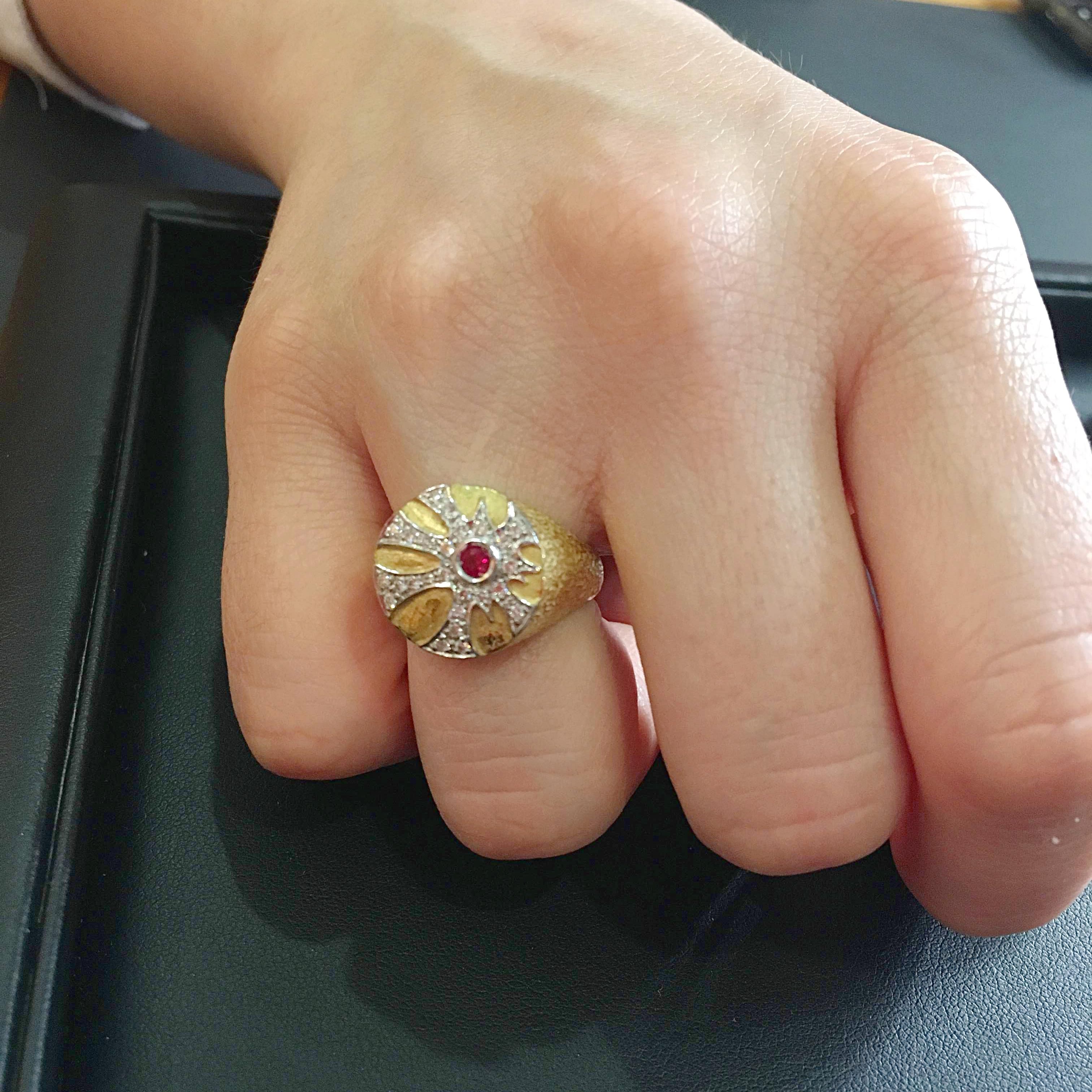 Anello da cocktail Maya in oro 18 carati con rubino rotondo e diamanti Sacchi In condizioni Nuovo in vendita a Rome, IT
