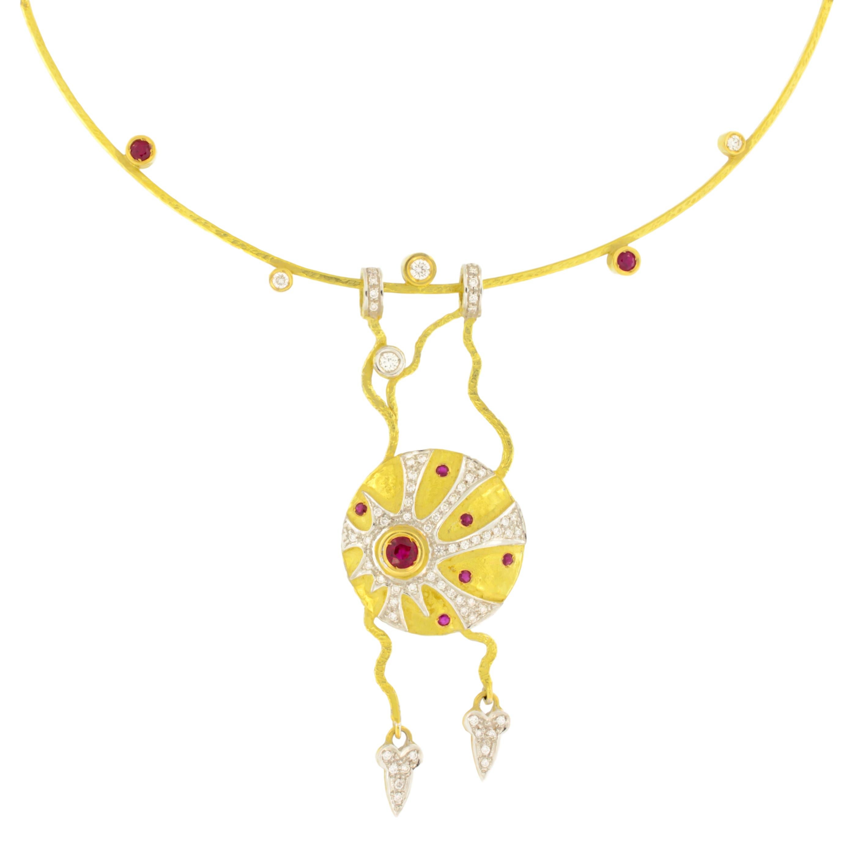 Einzigartige Halskette mit Rubinen und Diamanten aus satiniertem Gelbgold, aus der Kollektion 