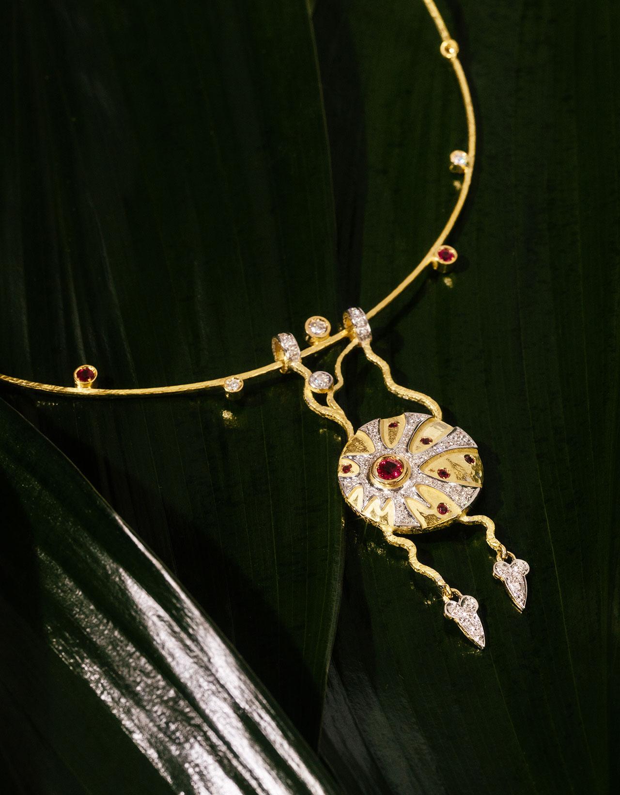 Round Cut Sacchi Ruby and Diamonds Gemstone 18 Karat Yellow Gold Pendant Necklace For Sale