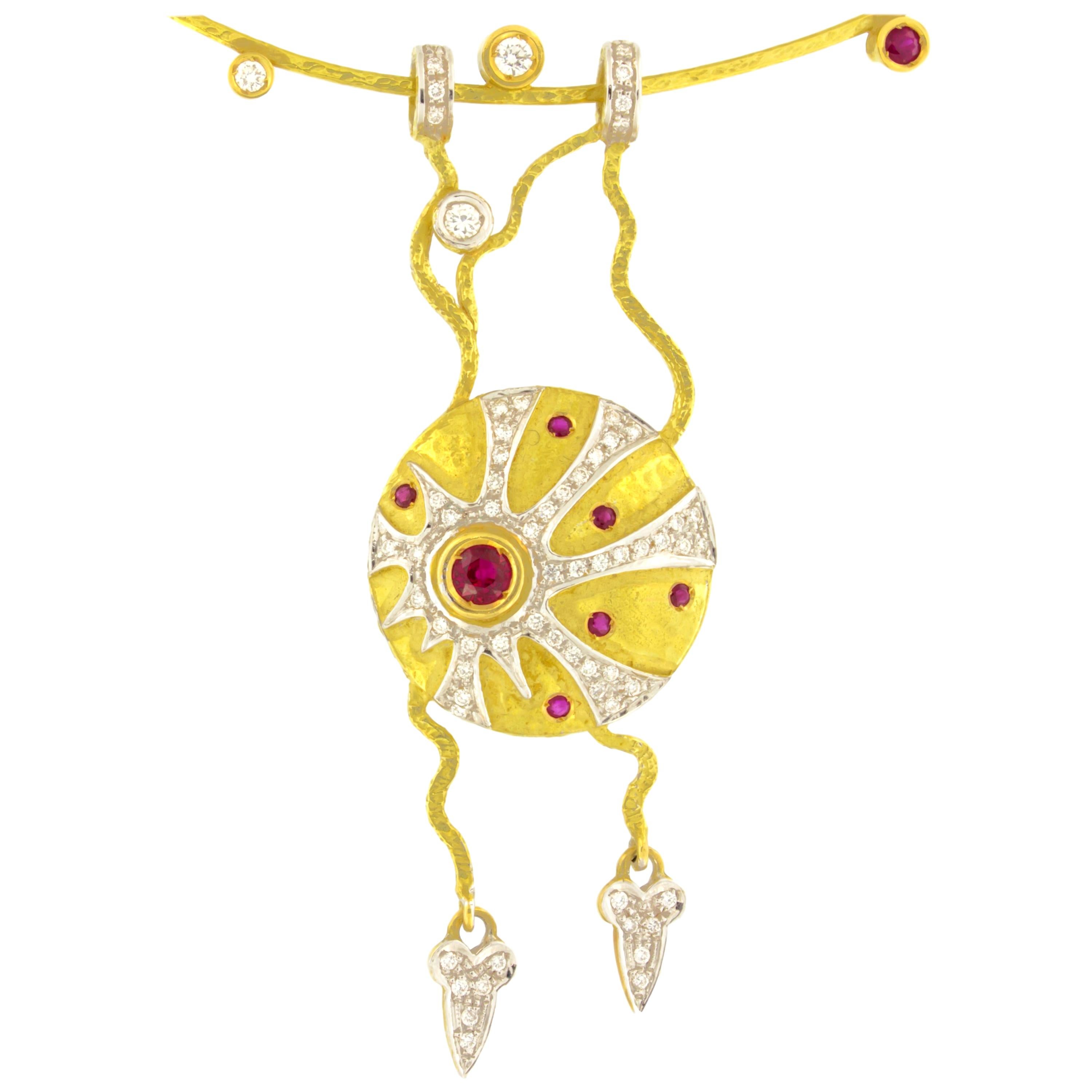 Collier pendentif Sacchi en or jaune 18 carats avec rubis, diamants et pierres précieuses