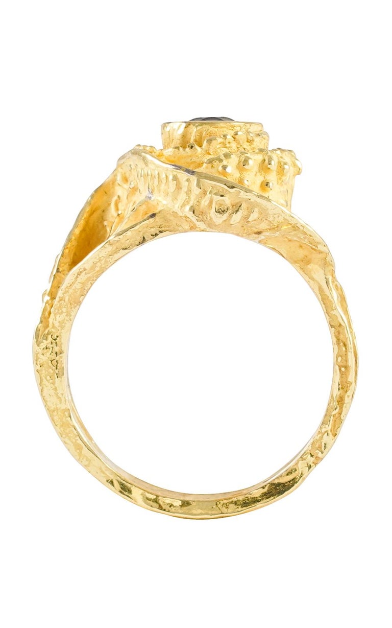 Contemporary Sacchi Sapphire and Diamonds Gemstone Cocktail Ring 18 Karat Yellow Gold For Sale