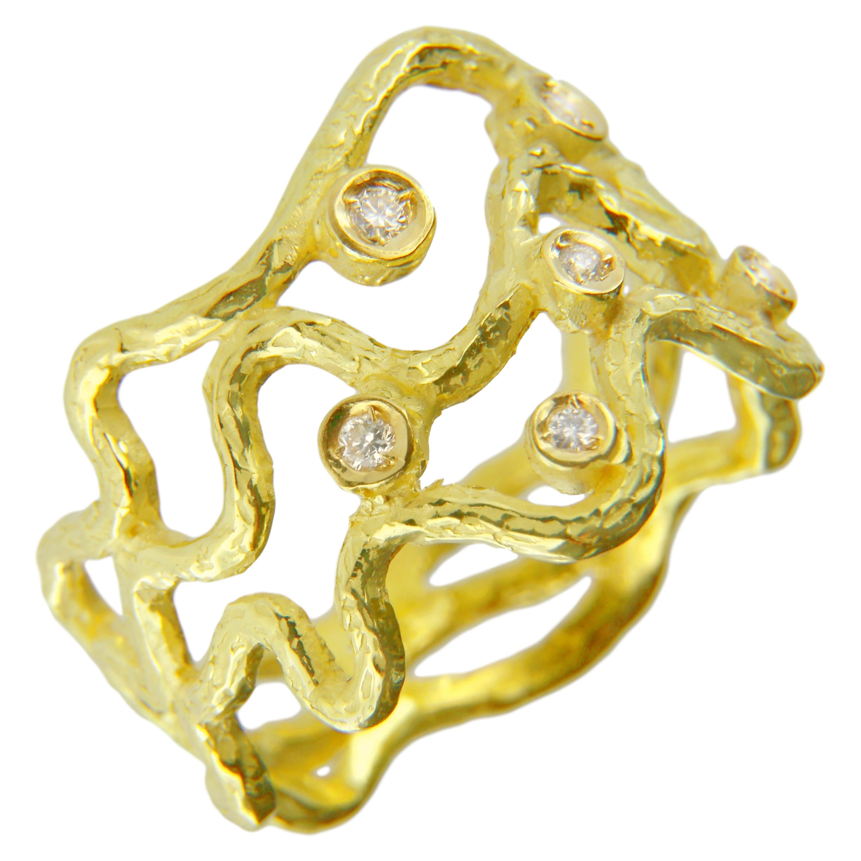 Wunderschöner Ring aus 18 Karat satiniertem Gelbgold und Diamanten 
