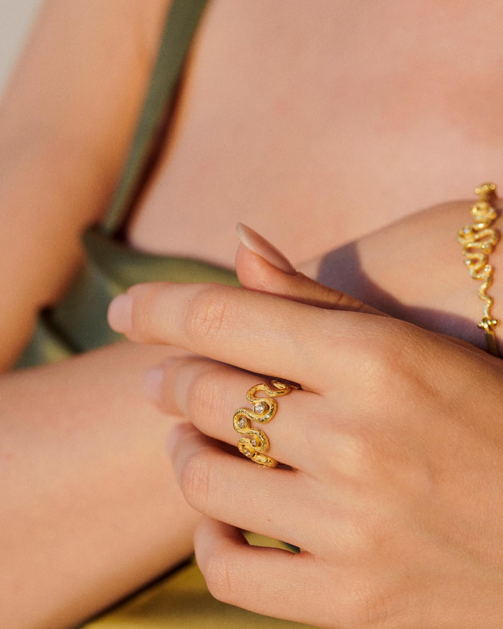 Contemporain Sacchi Serpenti, bague mode en or jaune satiné 18 carats avec diamants et pierres précieuses en vente