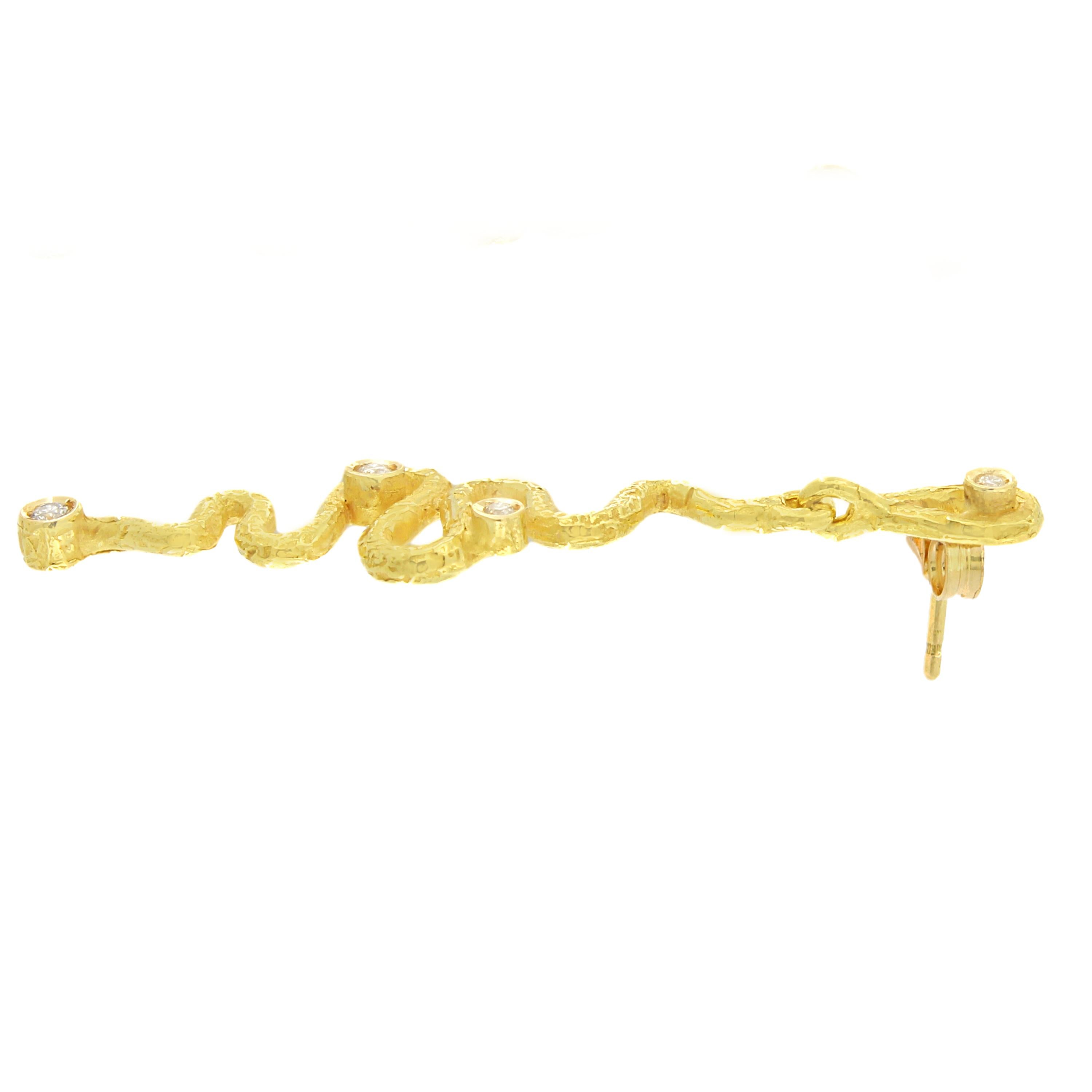 Boucles d'oreilles en goutte Serpenti de Sacchi en or jaune satiné 18 carats avec diamants et pierres précieuses Pour femmes en vente