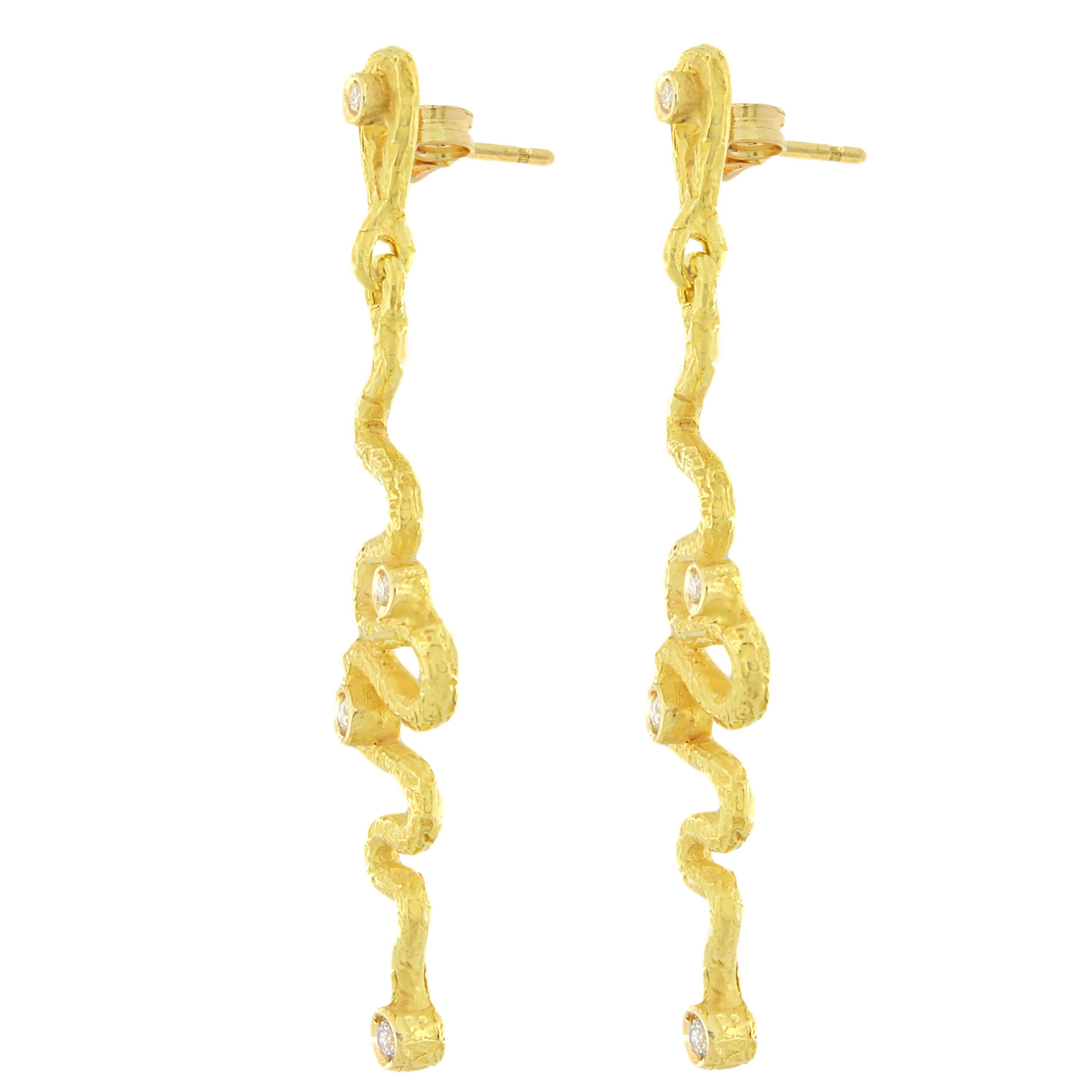Boucles d'oreilles en goutte Serpenti de Sacchi en or jaune satiné 18 carats avec diamants et pierres précieuses en vente 1