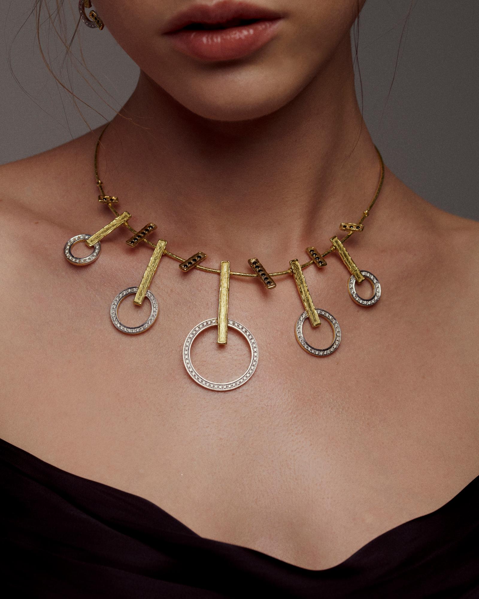 Sacchi Set aus Halskette, Ring und Armband mit weißen und schwarzen Diamanten aus 18 Karat Gelbgold im Zustand „Neu“ im Angebot in Rome, IT