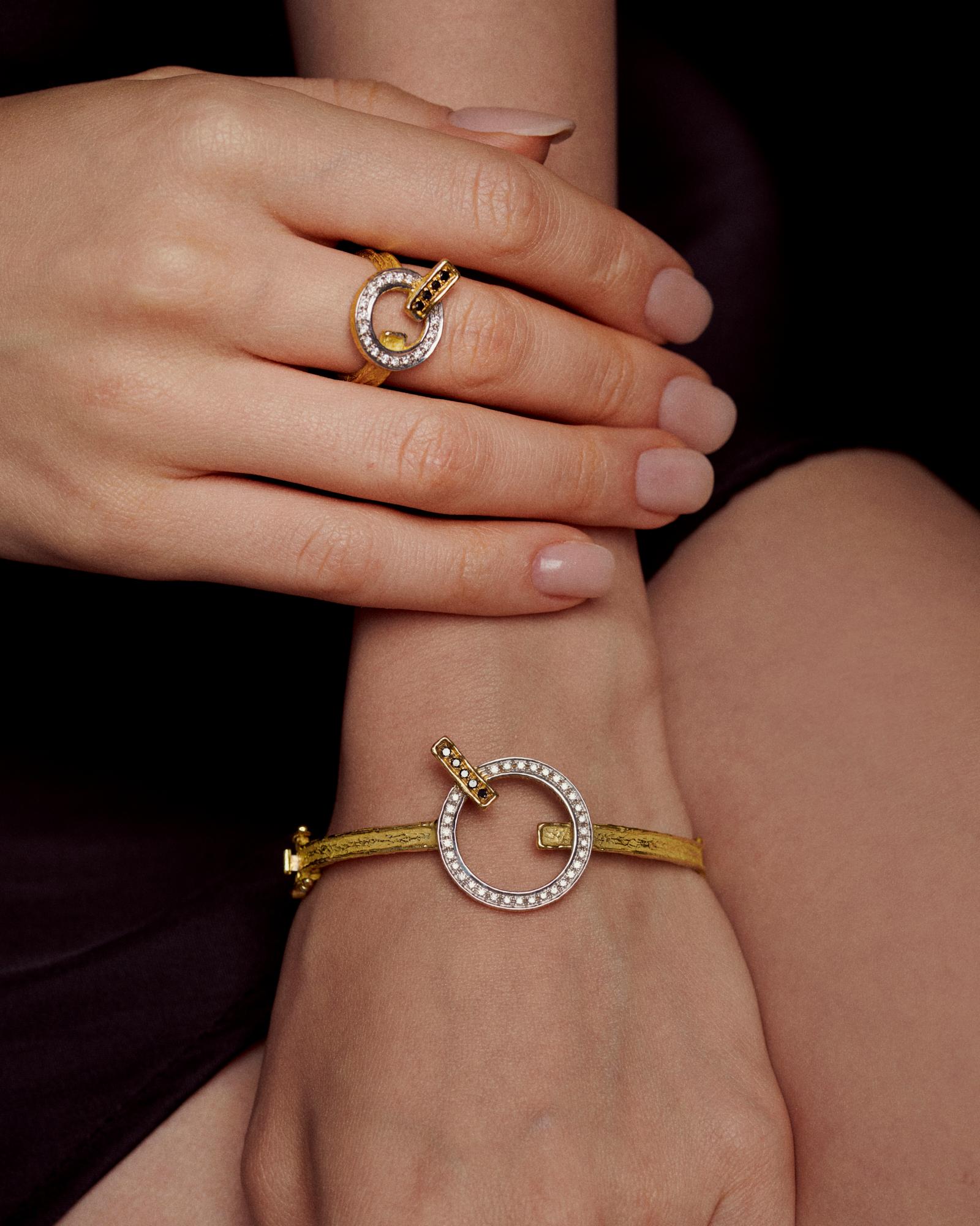 Sacchi Set aus Halskette, Ring und Armband mit weißen und schwarzen Diamanten aus 18 Karat Gelbgold Damen im Angebot