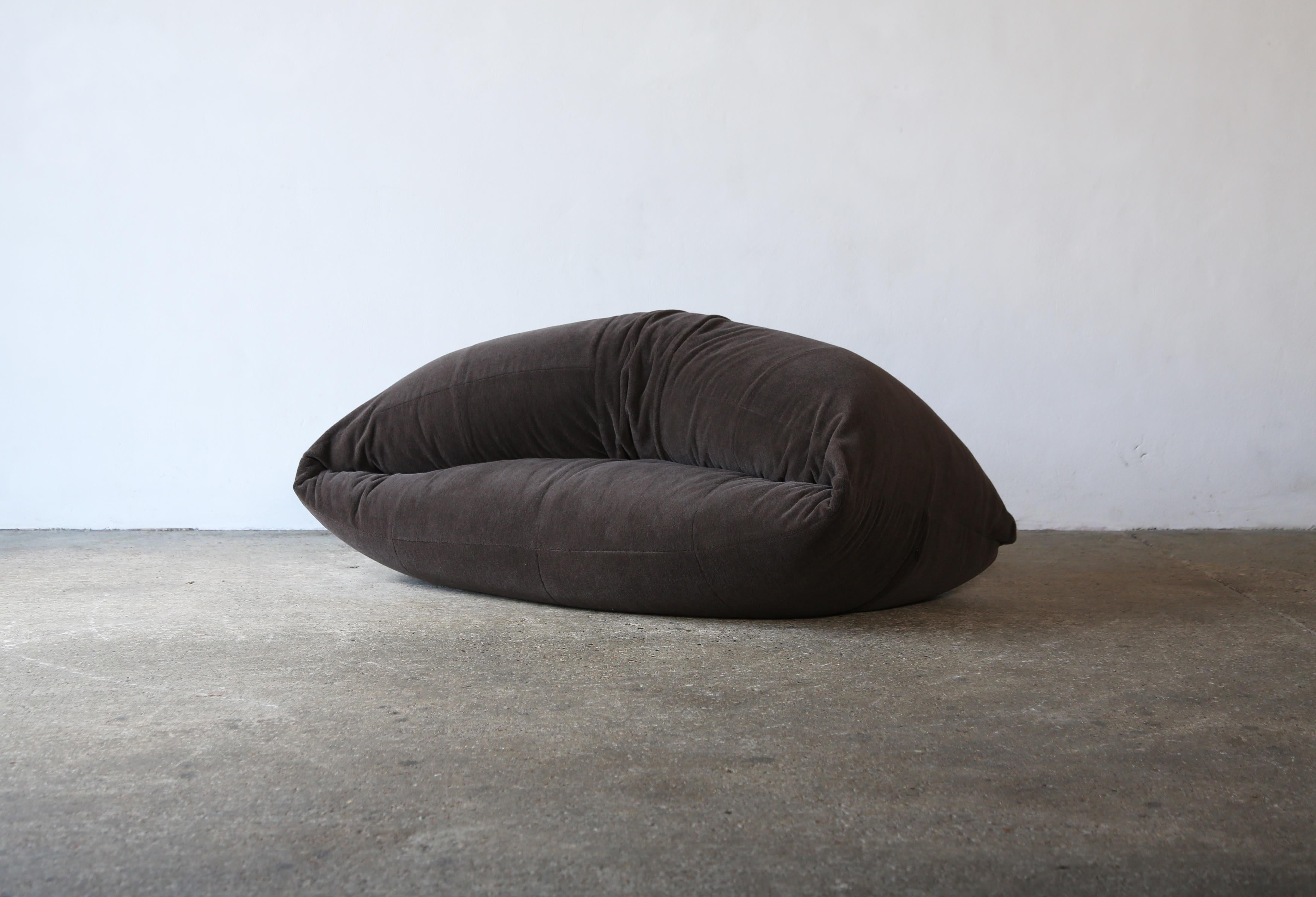 Seltenes zweisitziges Sacco Sofa von Piero Gatti, Cesare Paolini, Franco Teodoro für Zanotta, Italien.   Neu bezogen mit einem Stoff aus reiner Alpakawolle.   Schneller Versand weltweit.