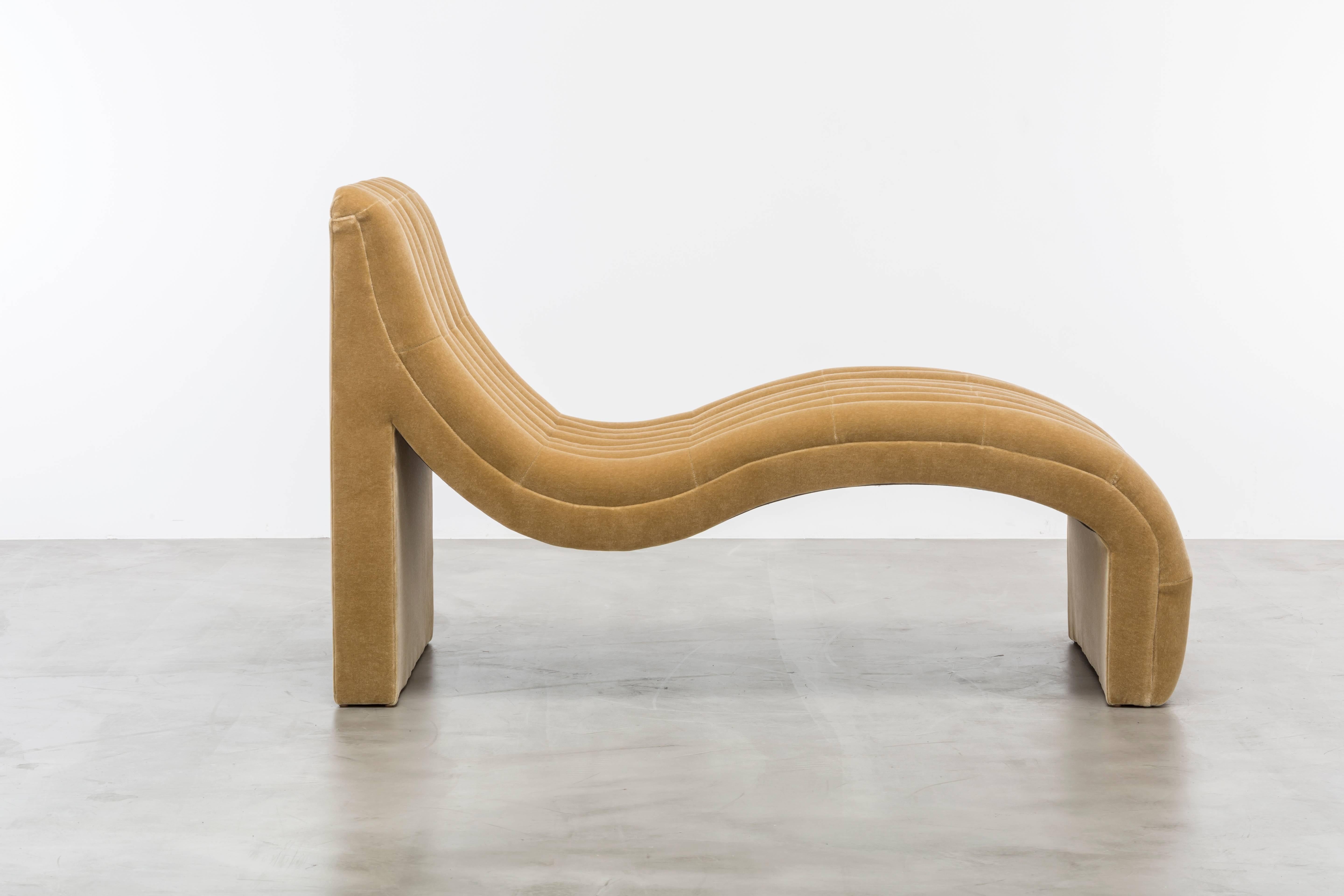 SACHA CHAISE – moderne Chaiselongue aus luxuriösem Kamel-Samt

Die Sacha Chaise Lounge ist ein elegantes und stilvolles Möbelstück, das für moderne Wohnräume entworfen wurde. Die Lounge verfügt über ein einzigartiges, kanalisiertes Design, das jedem