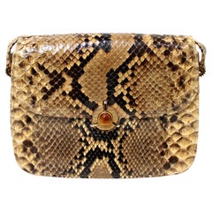 Sac à rabat en python, avec accessoires en métal doré, circa 1970