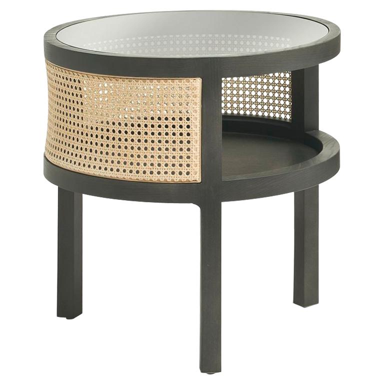 SACHER Kleiner Tisch aus schwarzem und beigefarbenem Schilfrohr aus Eschenholz und Rauchglasplatte im Angebot