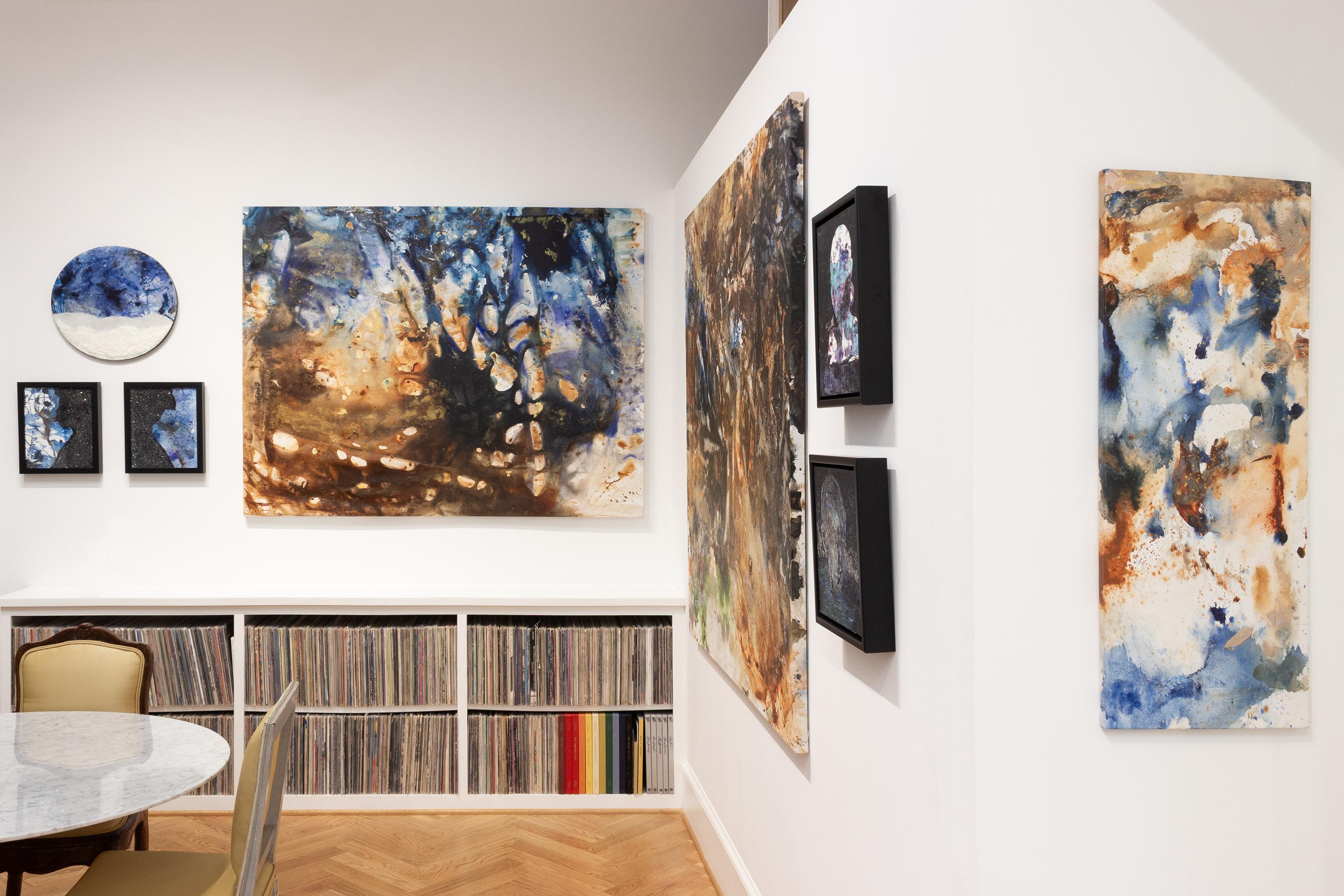 Questo quadro astratto puro di grandi dimensioni presenta sfumature di blu, arancione, marrone e verde. Questo pezzo comprende acrilico, polvere di diamante, argilla rossa e mica su tela.

Sachi Rome si ispira alle opere di Gerhard Richter, Deborah