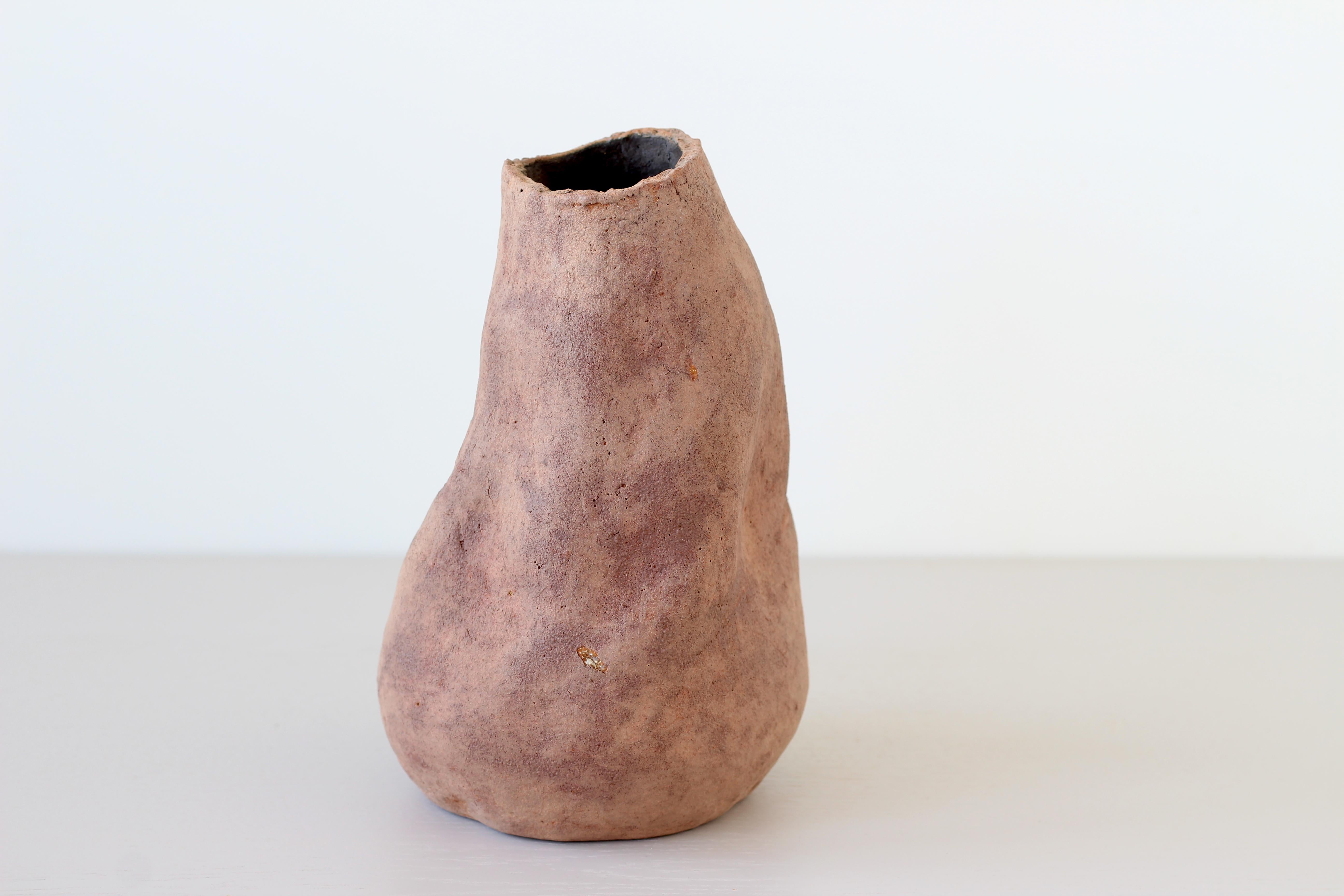 Sack vase by Eguzkiñe Egaña
Unique Piece.
Dimensions: W 13.5 x D 13 x H 22 cm.
Materials: Stoneware, slip and enamel.

Eguzkiñe Egaña Corta studied advertising and for more than 20 years has worked as a graphic designer. About 12 years ago,