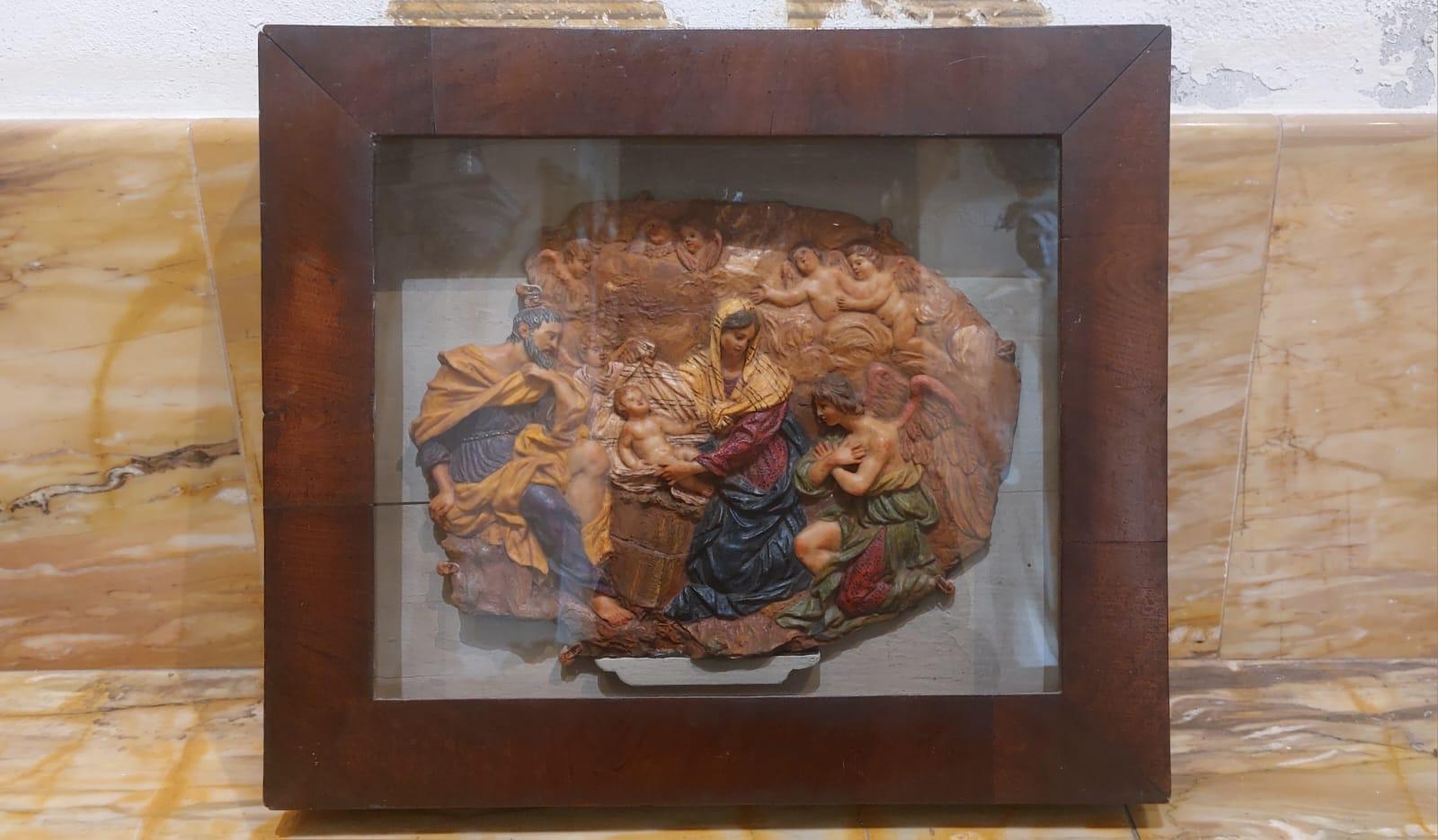 La scultura in cera colorata raffigura la natività con San Giuseppe, La Madonna e il bambino in primo piano, affiancati da un angelo inchinato in adorazione. Lo sfondo è arricchito dalla presenza di altri angeli e cherubini.
L'opera è senz'altro un