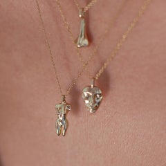 Charme du corps féminin sacré en or 14K par Anastassia Sel Jewelry