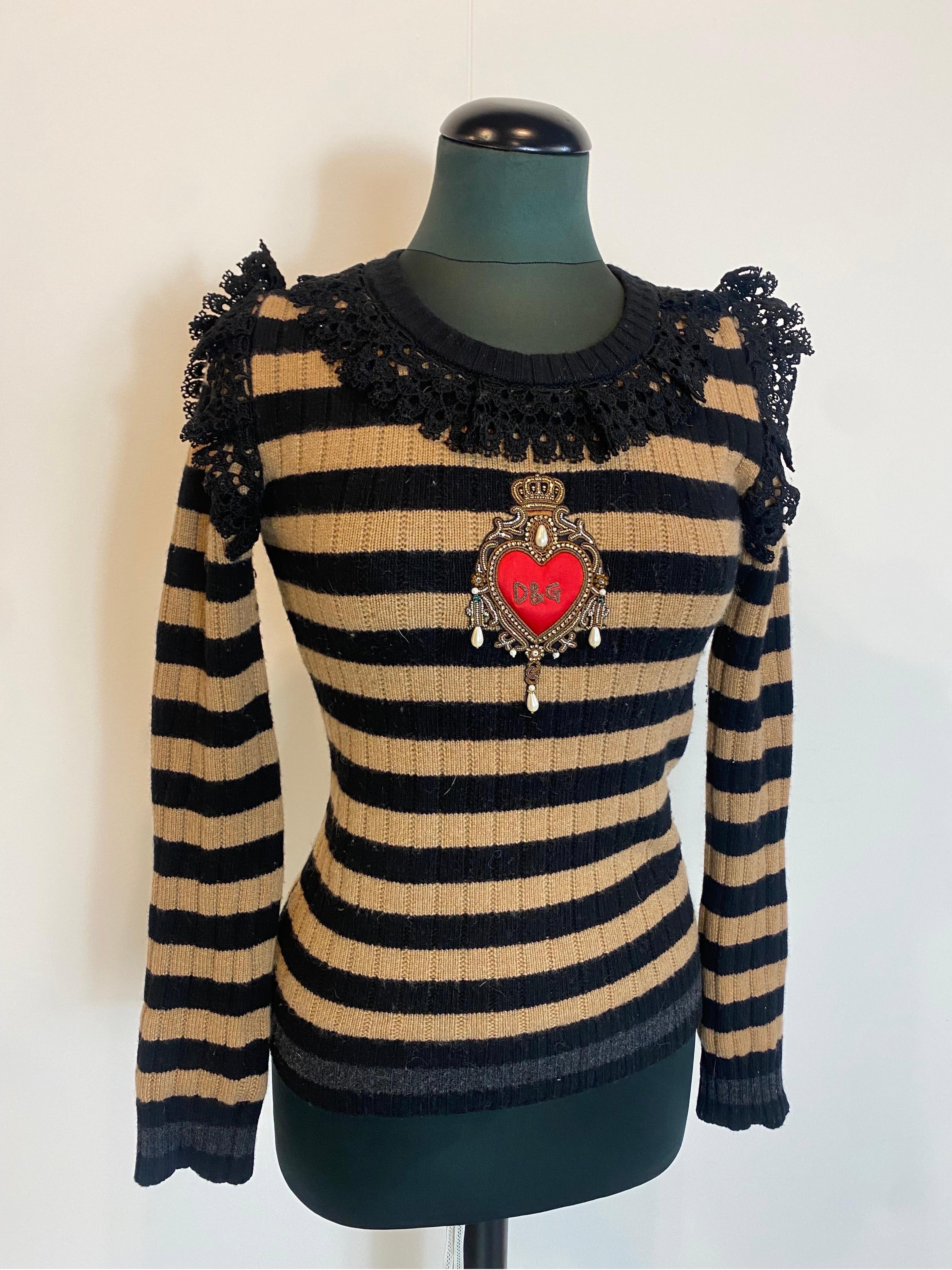 Dolce & Gabbana sacred heart striped sweater.
Black and gray camel stripes.
In wool and cashmere. Soft to the touch.
Embroidery on neck and shoulders.
Italian size 38.
Shoulders 36
Bust 37
Sleeve length 62
Length 64.
In very good general condition,