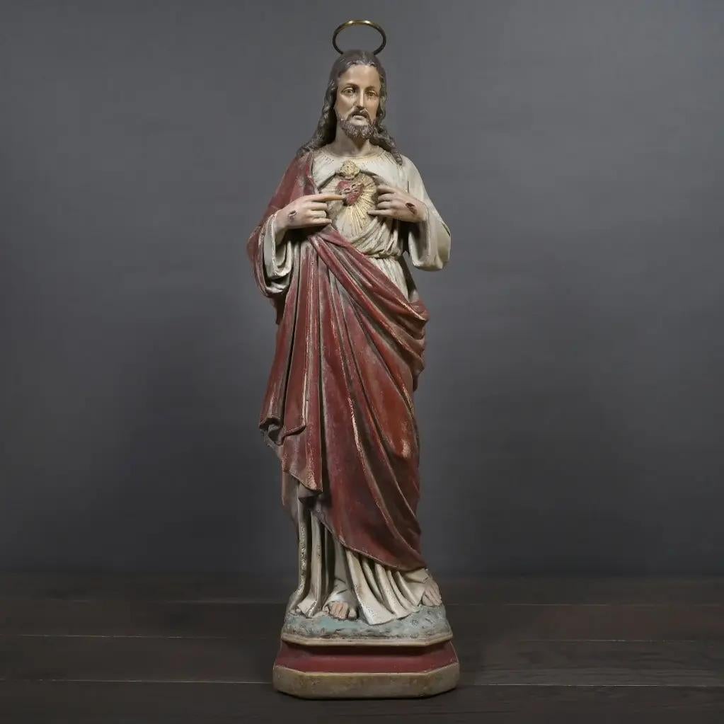 Questa statua rappresenta il Sacro Cuore di Cappella, fedele ai modelli religiosi del XIX secolo popolari da Roma a Lourdes e Parigi. In questo periodo, la rinomata Maison Raffl sviluppò tecniche di fusione che permisero a queste statue devozionali