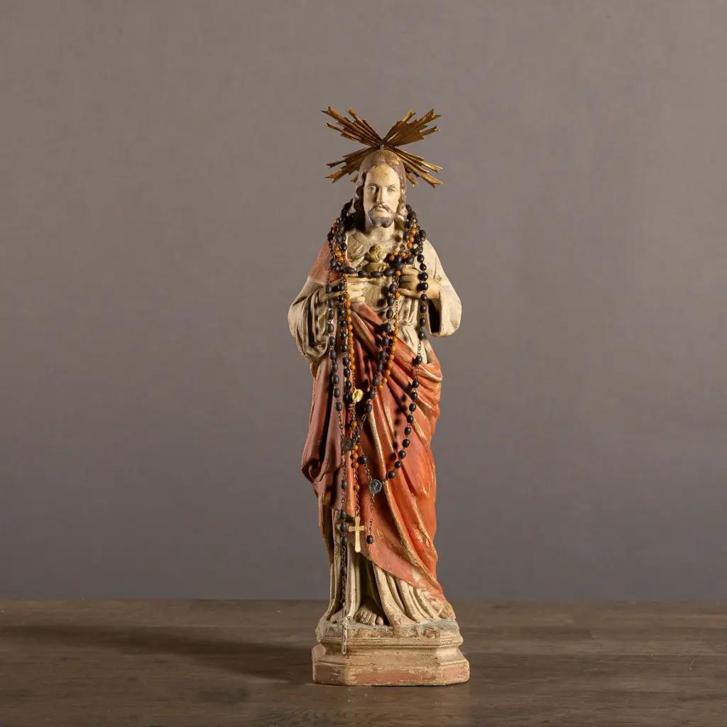 Questa statua rappresenta il Sacro Cuore con aureola, fedele ai modelli religiosi del XIX secolo popolari da Roma a Lourdes e Parigi. In questo periodo, la rinomata Maison Raffl sviluppò tecniche di fusione che resero le statue devozionali