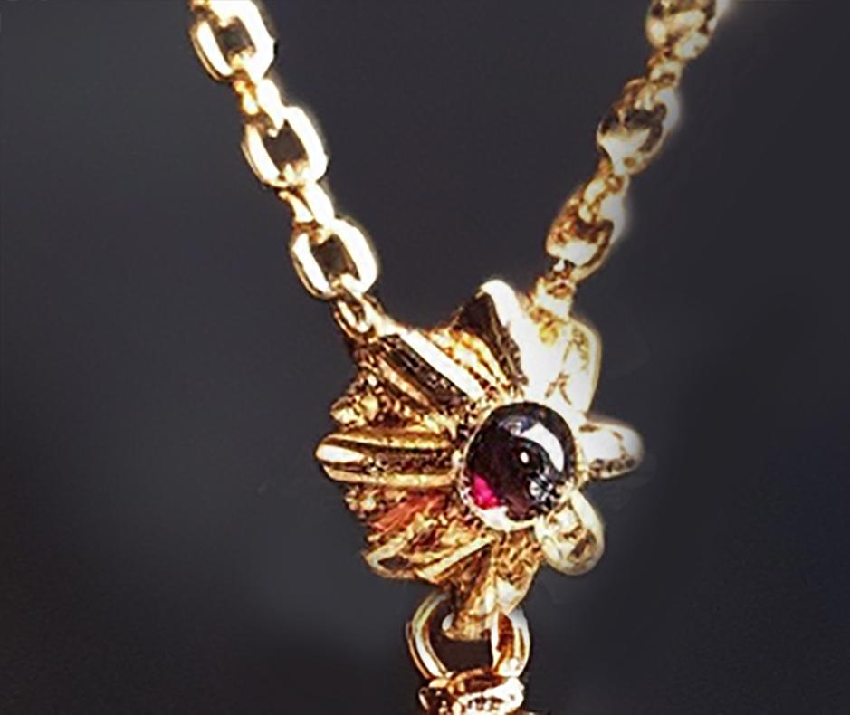 Joyas Escultóricas Sagradas Colgante de oro amarillo de dieciocho quilates con rubíes Contemporáneo en venta