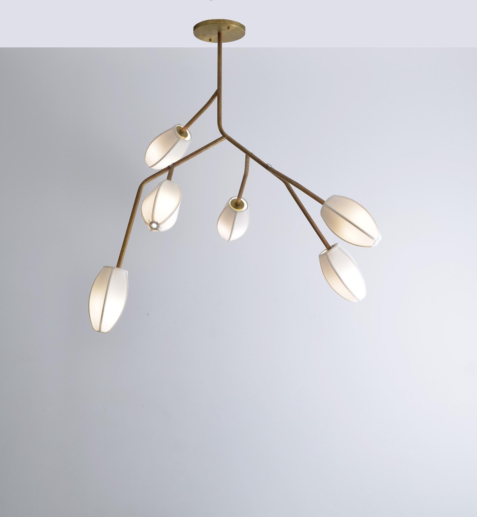 Sacurá - Sculptural light pendant in brass with natural finish without varnish. The finish on this sculptural pendant light darkens over time. The mall cotton domes in various colors.

The design of this pendant light is based on cherry trees with