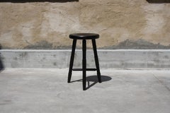 Sattelhocker mit 25" Thekenhöhe aus Holz, geschnitzt von Laylo Studio, oxidiertes Nussbaumholz