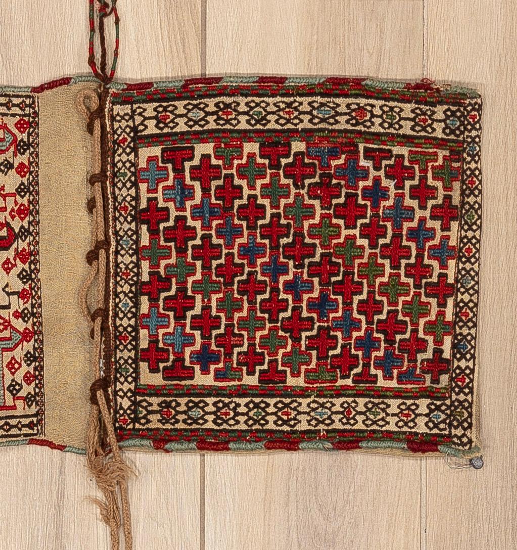Diese turkestanische Satteltasche ist ein schönes Beispiel traditioneller nomadischer Webarbeiten, die sowohl funktionell als auch kunstvoll gefertigt sind. Sie werden vollständig von Hand gewebt und weisen kühne Stammesmotive auf, die das