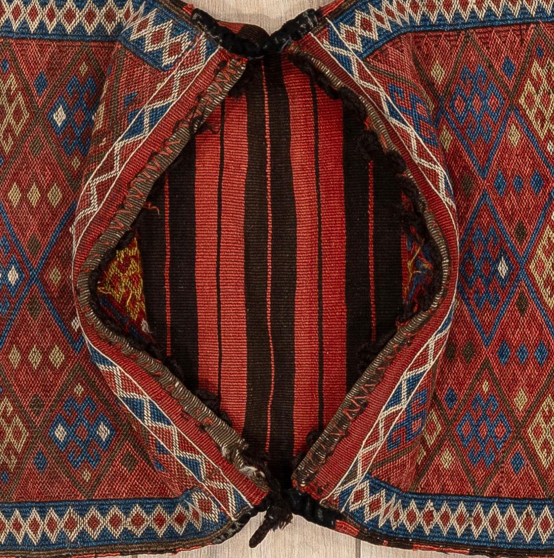 Diese turkestanische Satteltasche ist ein schönes Beispiel traditioneller nomadischer Webarbeiten, die sowohl funktionell als auch kunstvoll gefertigt sind. Sie werden vollständig von Hand gewebt und weisen kühne Stammesmotive auf, die das