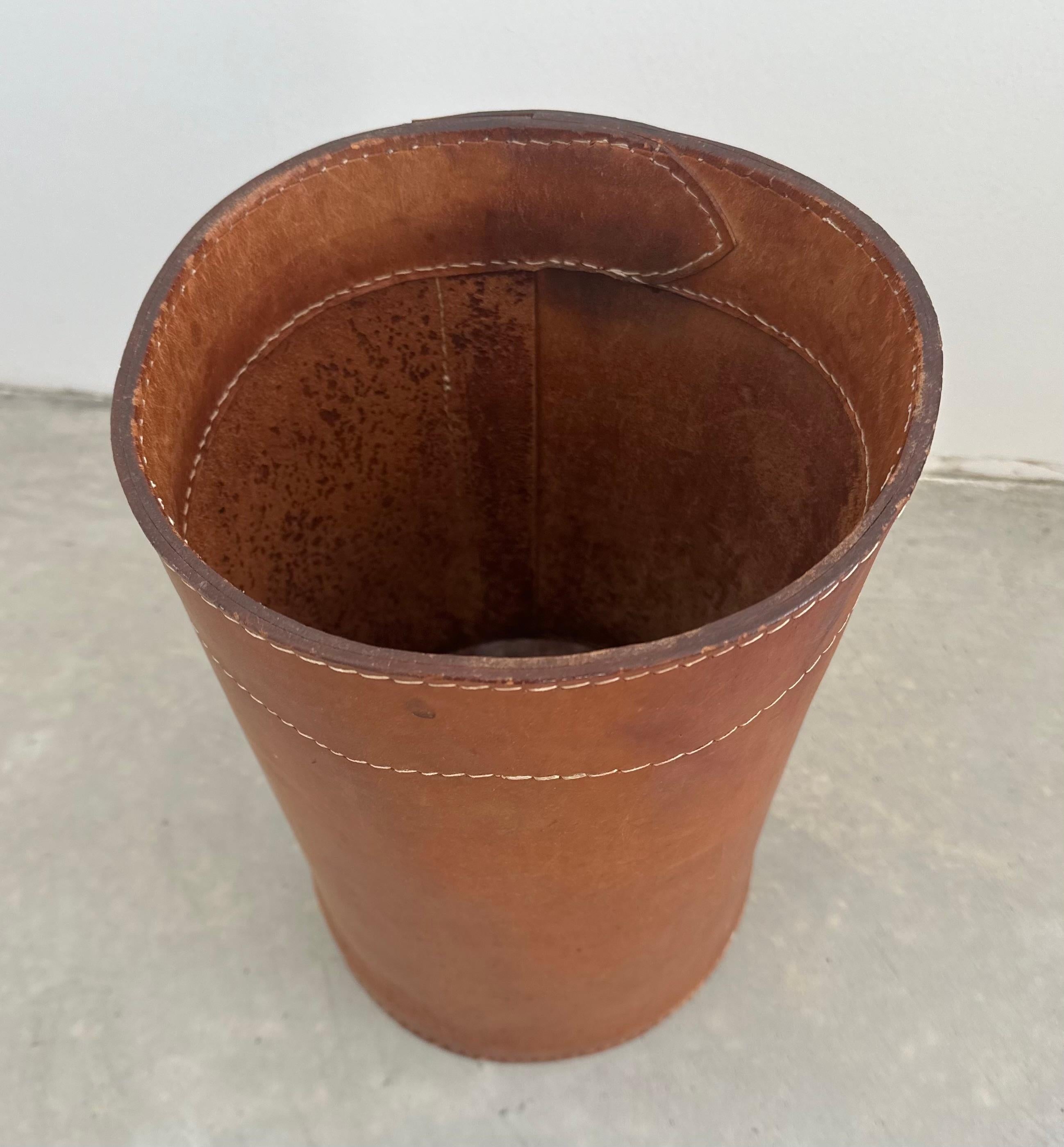 Panier à déchets en cuir de selle, France, années 1970 en vente 4