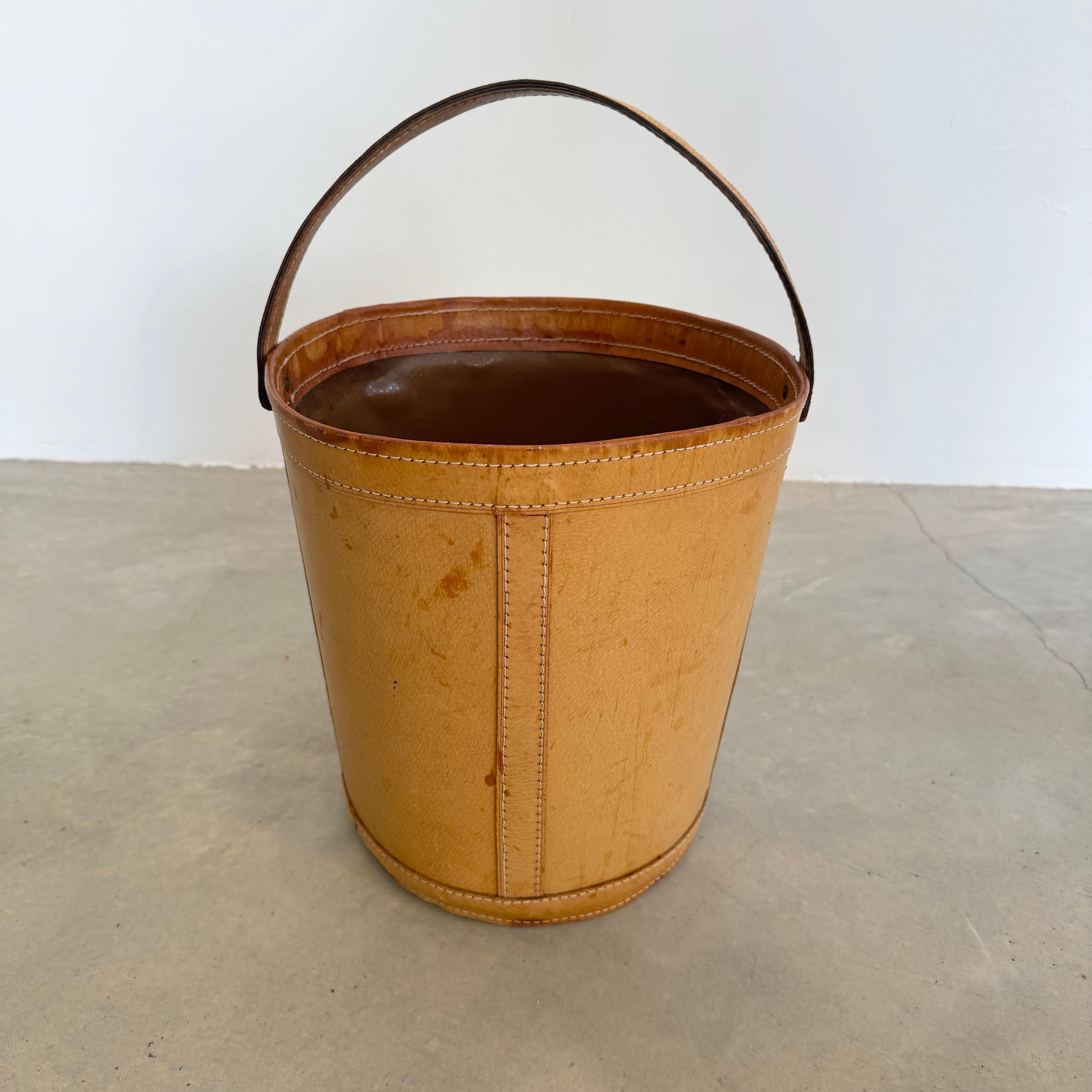 Mid-Century Modern Panier à déchets en cuir de selle, France, années 1970 en vente