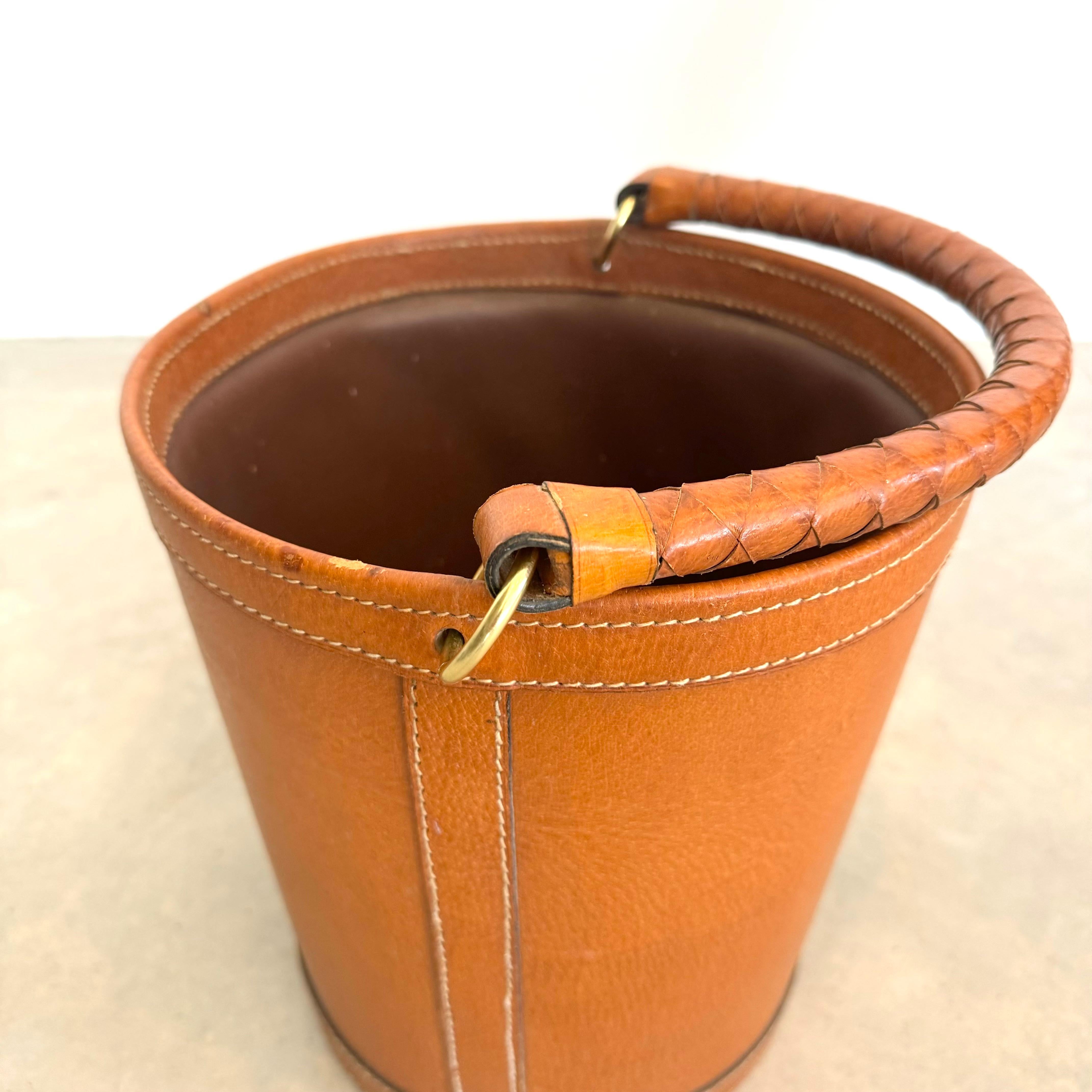 Saddle Leather Waste Basket, 1970s France In Good Condition For Sale In Los Angeles, CA
