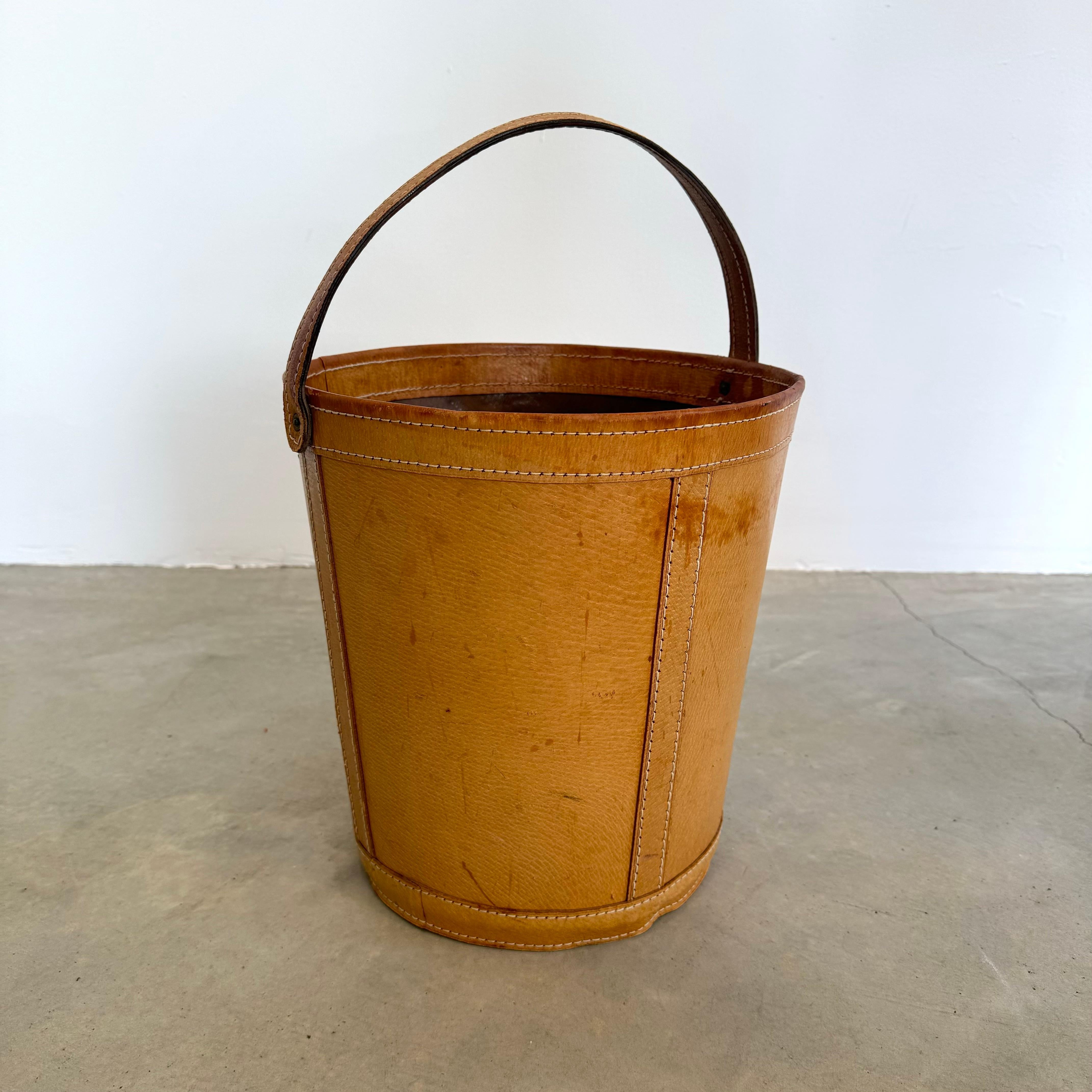 Saddle Leather Waste Basket, 1970s France In Good Condition For Sale In Los Angeles, CA