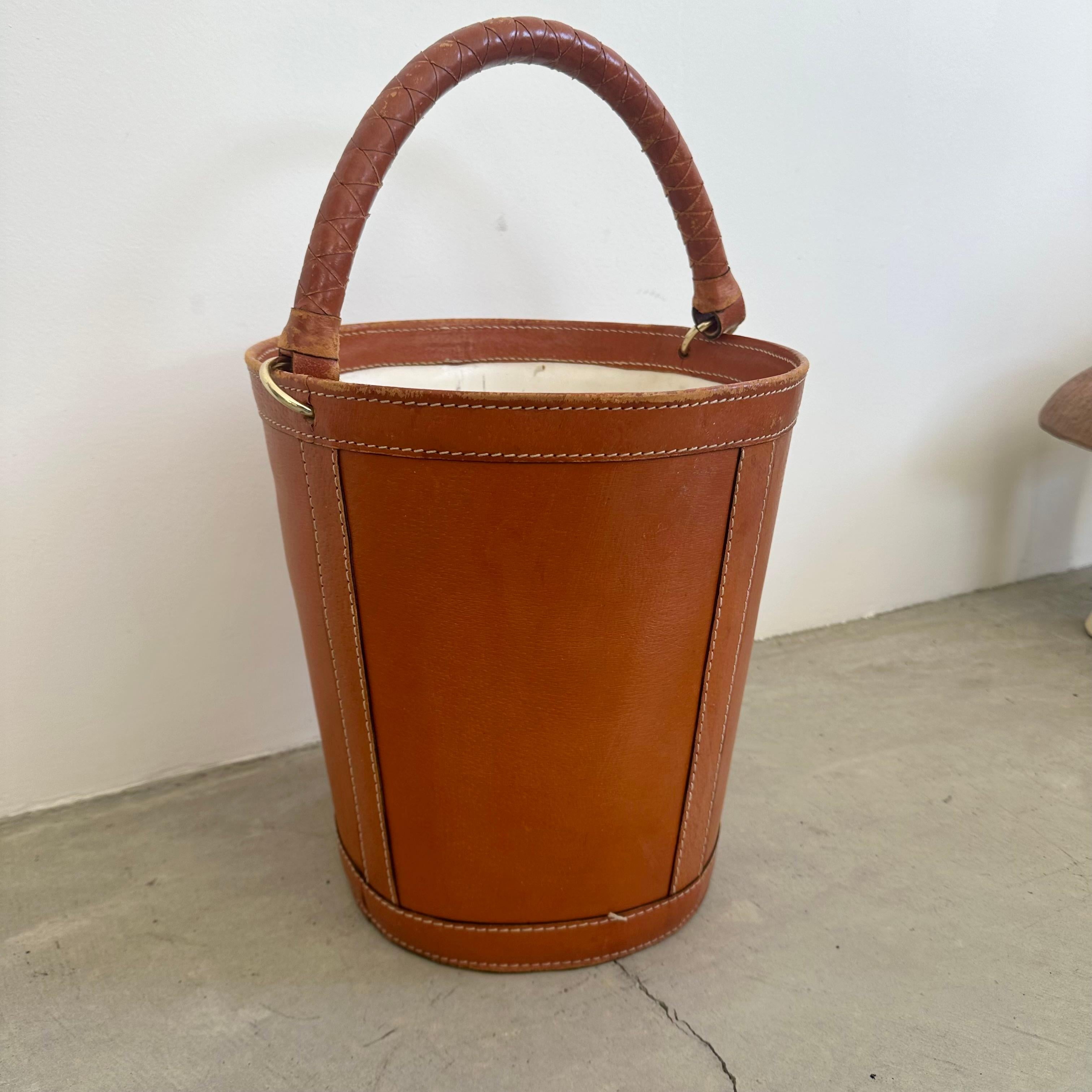 Laiton Panier à déchets en cuir de selle, France, années 1970 en vente