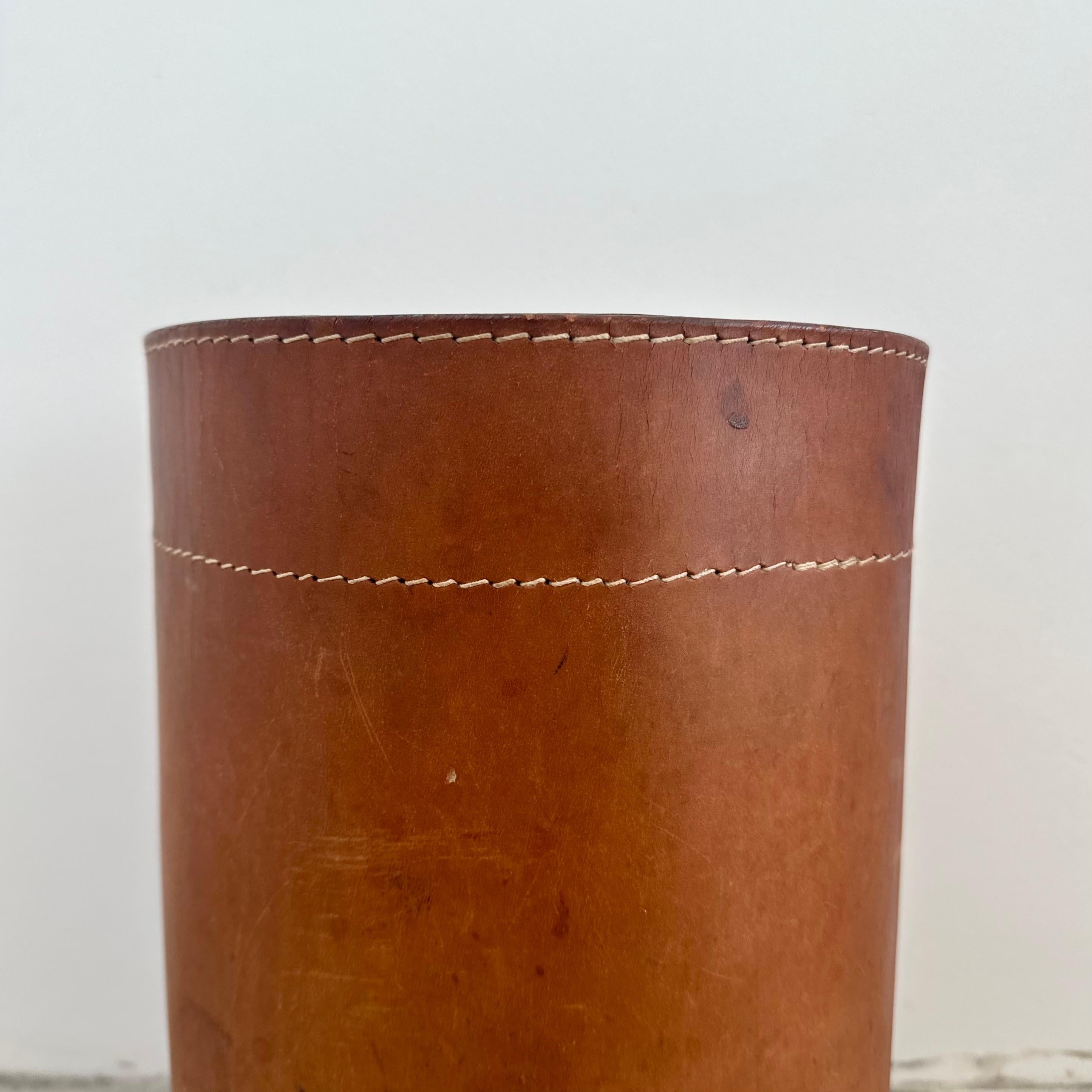 Panier à déchets en cuir de selle, France, années 1970 en vente 2