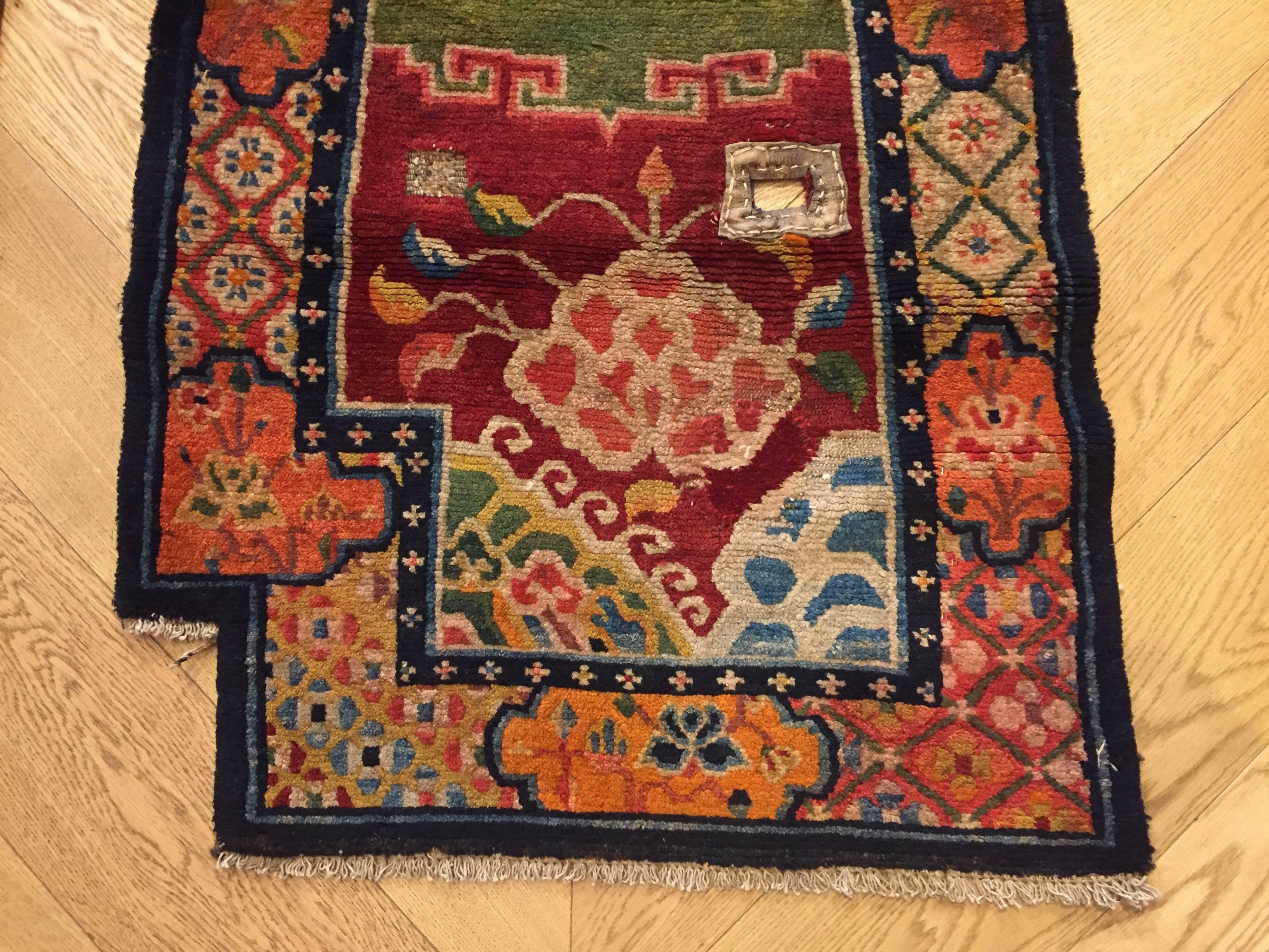 A particular type of carpet made in Tibet with Tibetan typical technique. The Tibetan knot has a completely different structure compared to the other knots. The knot is in fact executed by placing a temporary shaft in front of the warp along the