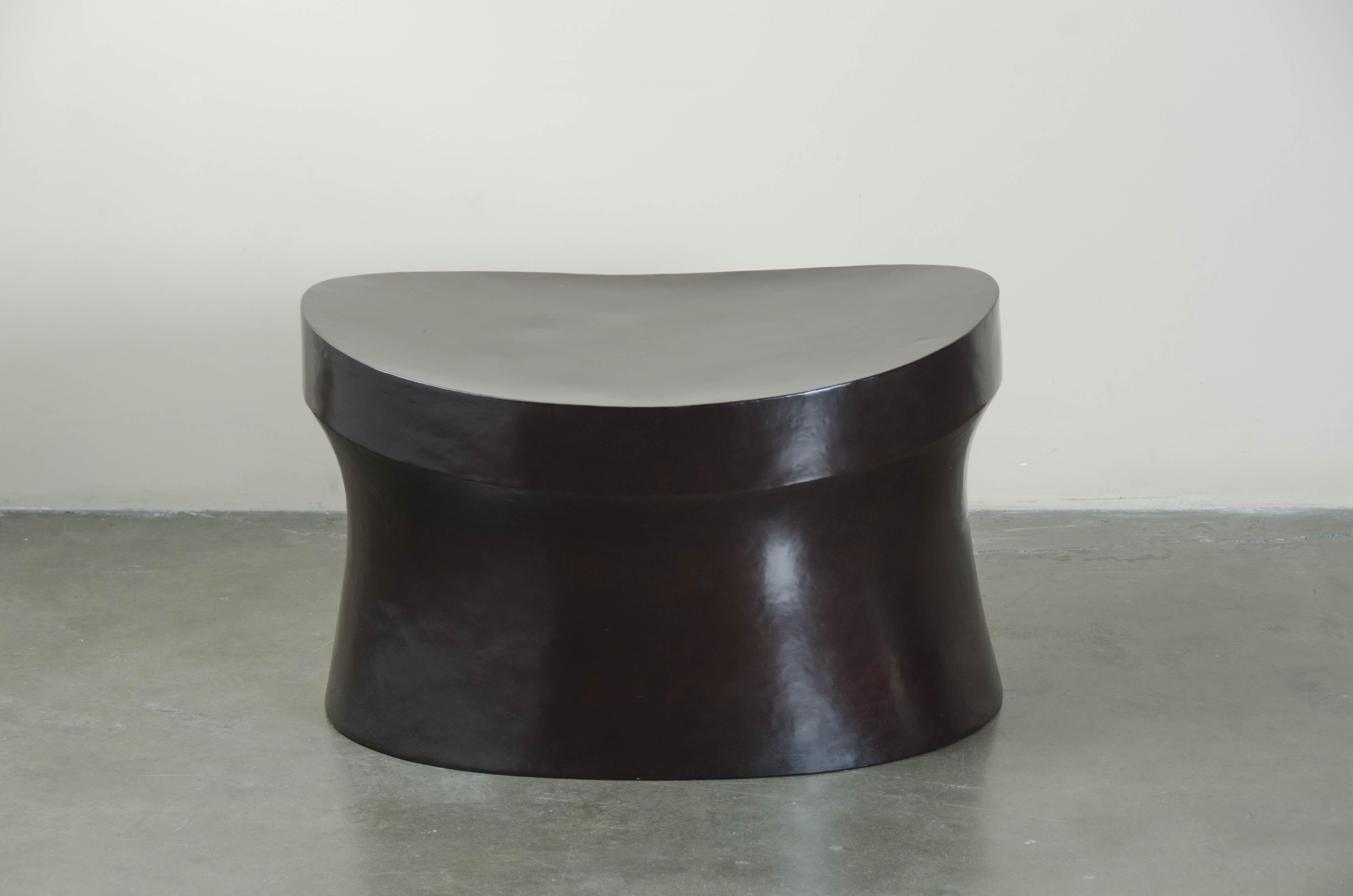 Repoussé Tabouret à tambour avec assise de selle, cuivre noir de Robert Kuo, édition limitée en vente