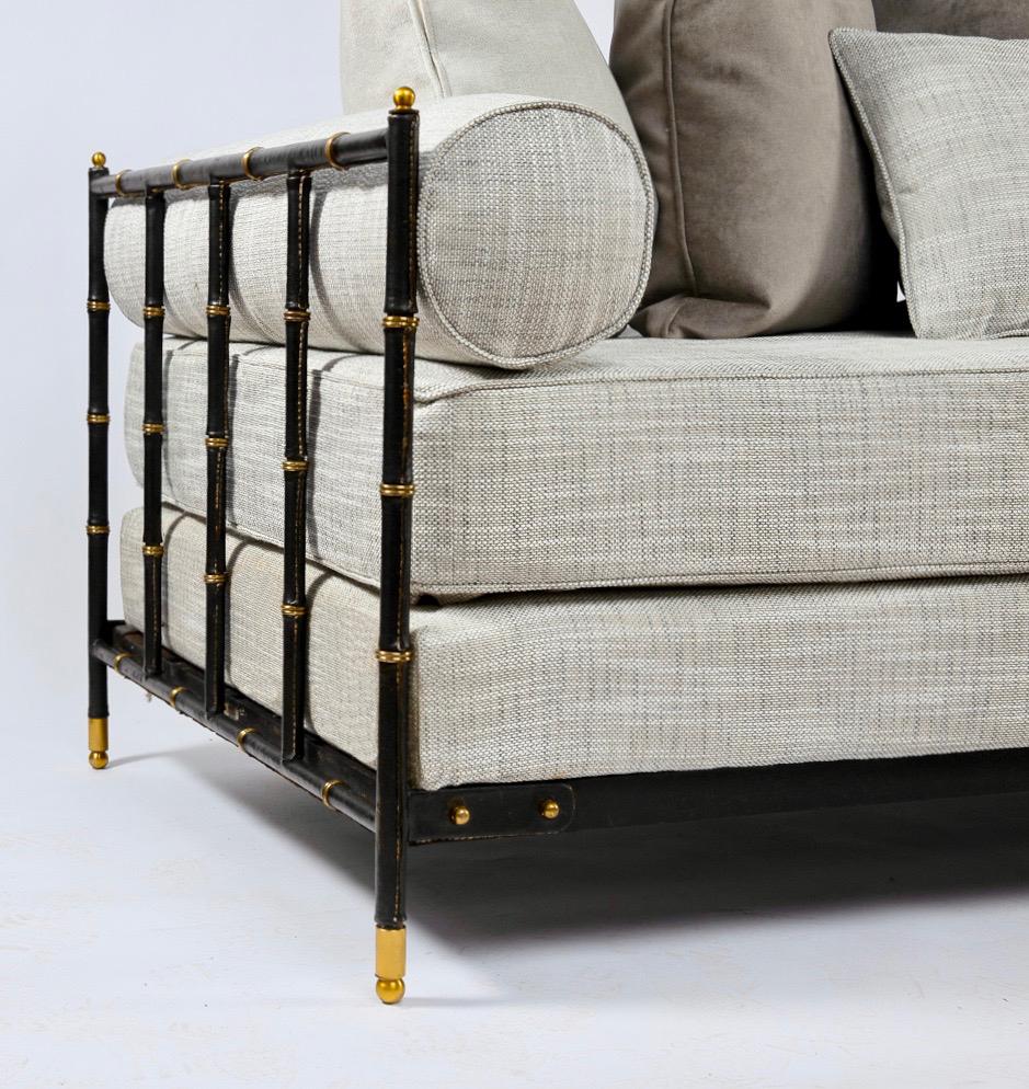 Steel structure daybed completely covered with black saddle stitching leather.
The side elements of the daybed consist of five uprights fully covered in leather with bronze fittings.
The two uprights at the ends are furnished with feet and upper