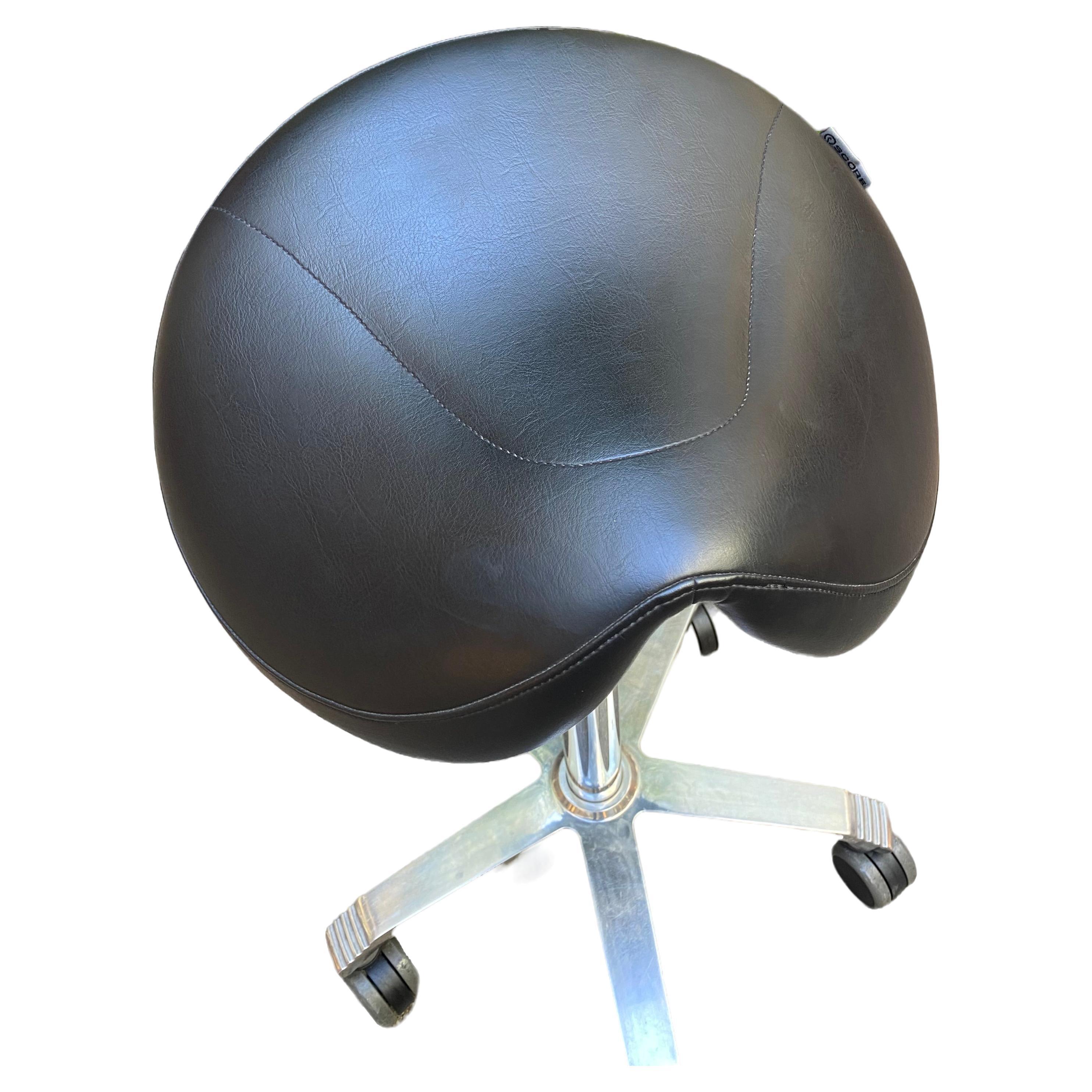 Saddle stool
“Jumper Balance Seamless” / Score Edition
stainless steel and Stamskin
L 44 x D 30
Adjustable height and seat
Circa 2020
In perfect condition