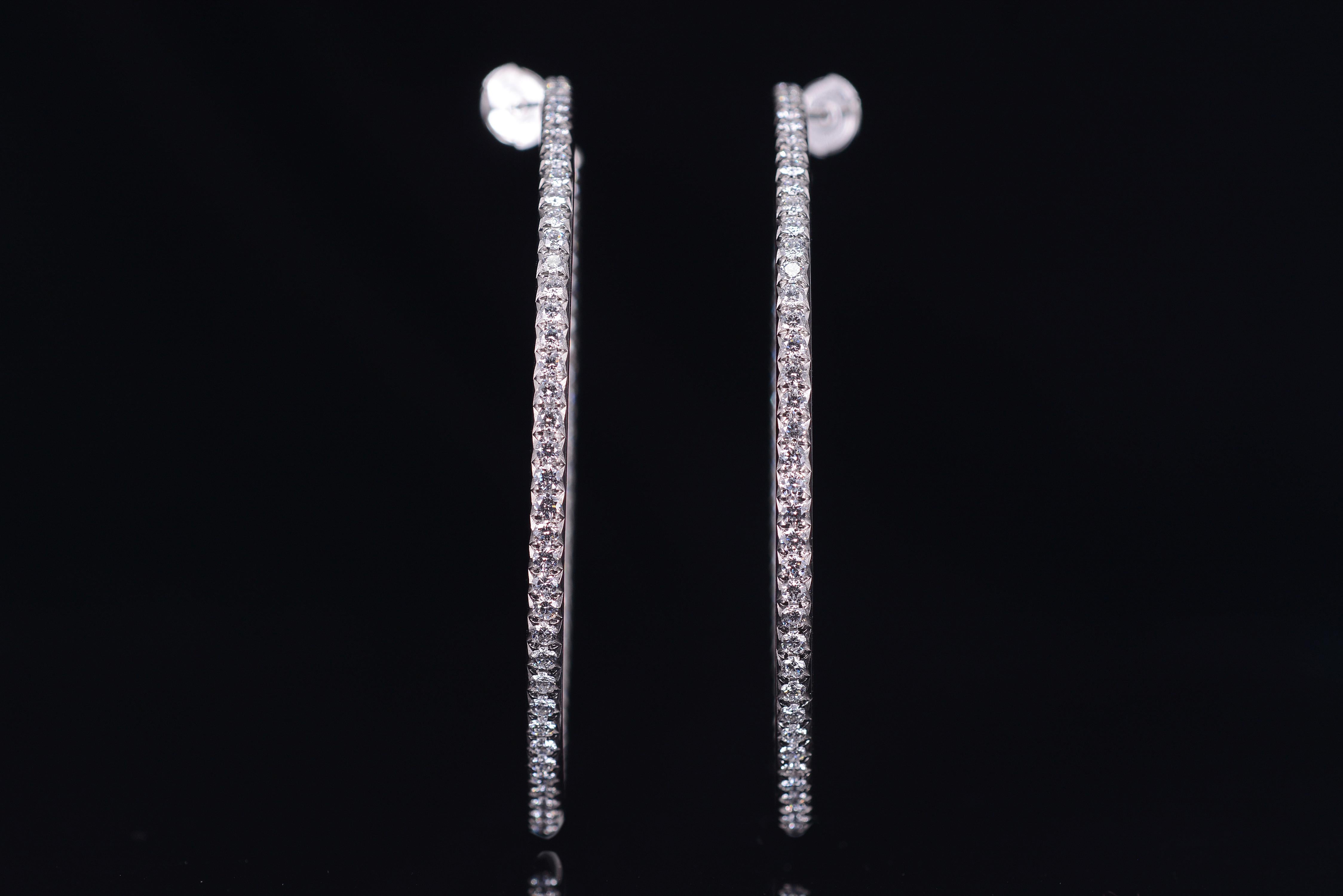Pendientes de aro de diamantes Sade en oro blanco de 18 quilates 6,73 quilates de diamantes D-F Contemporáneo en venta