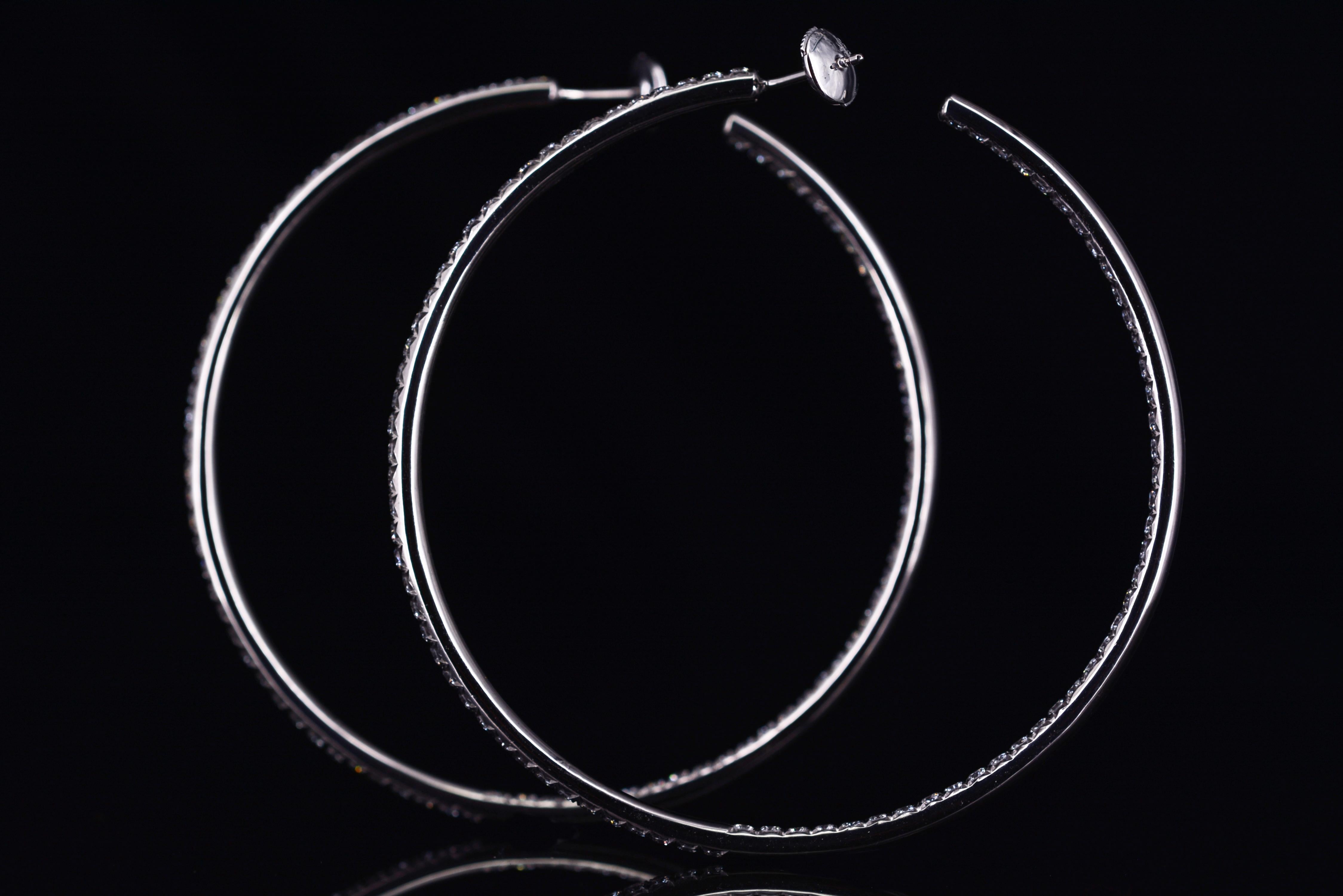 Pendientes de aro de diamantes Sade en oro blanco de 18 quilates 6,73 quilates de diamantes D-F Corte brillante en venta