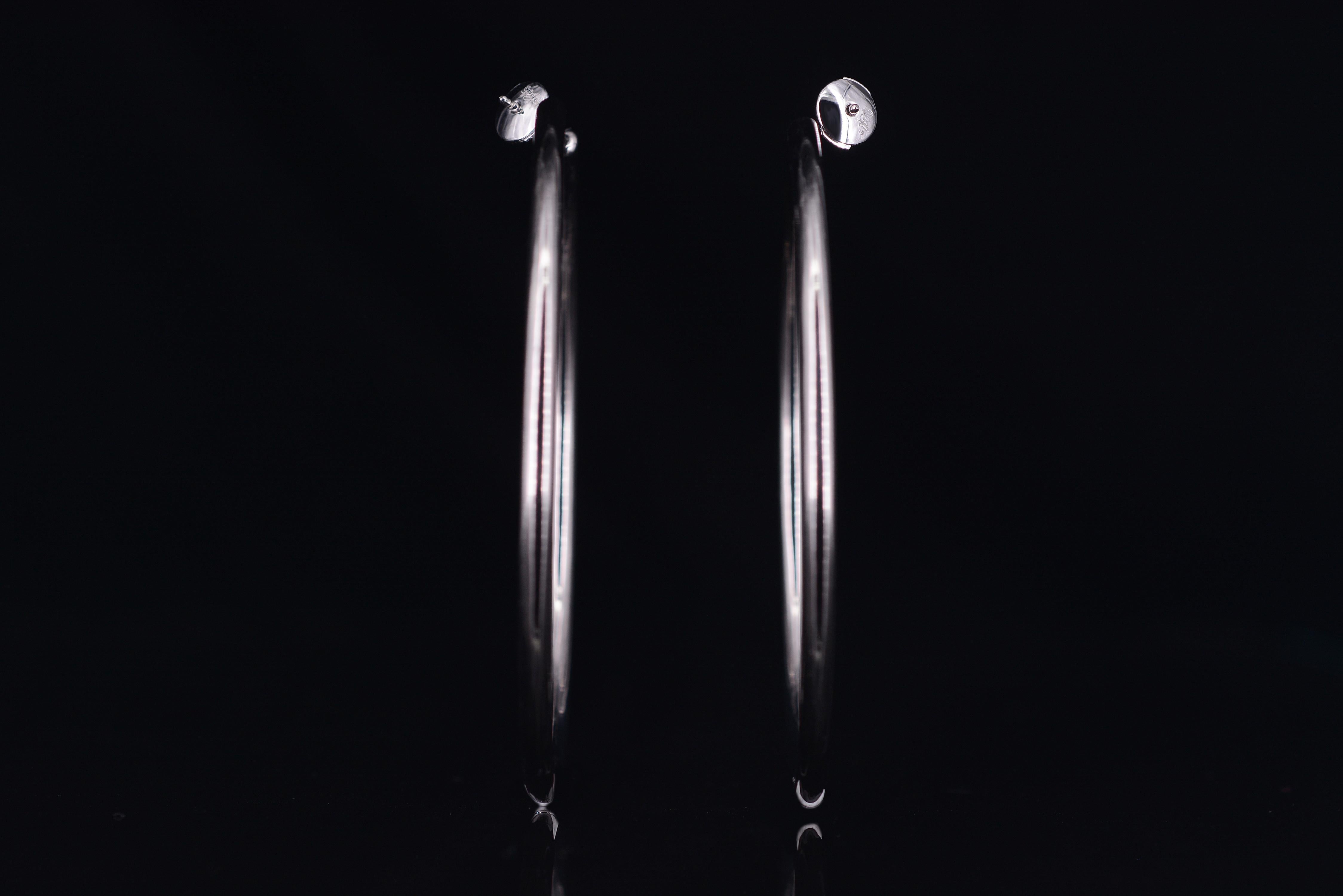 Pendientes de aro de diamantes Sade en oro blanco de 18 quilates 6,73 quilates de diamantes D-F en Nuevo estado para la venta en London, GB