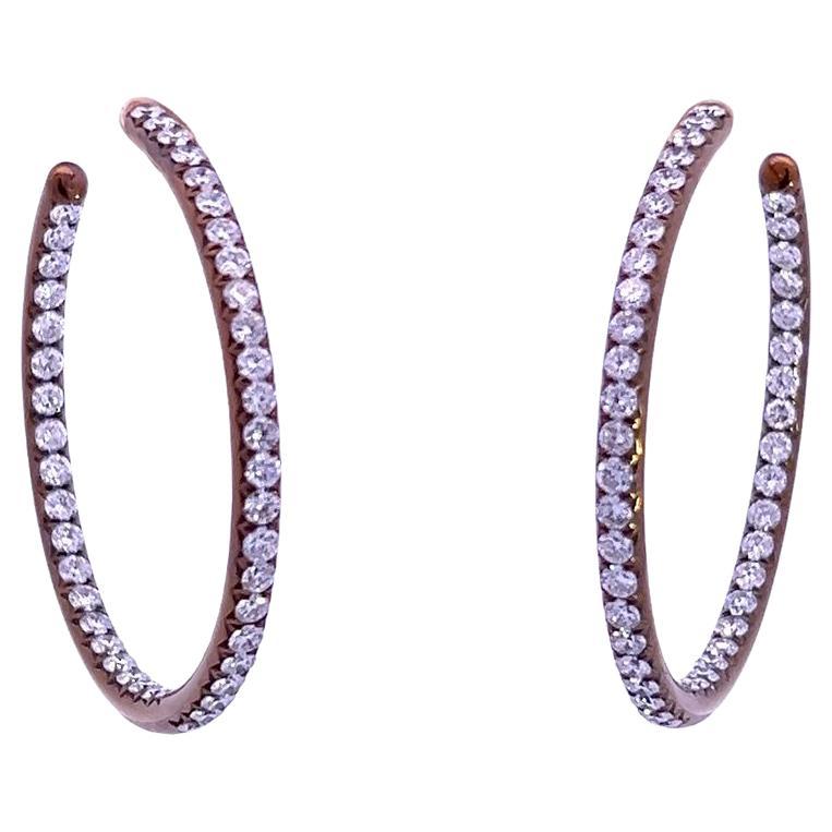 Pendientes de aro de diamantes Sade engastados con diamantes de color D-F en oro amarillo de 18 quilates